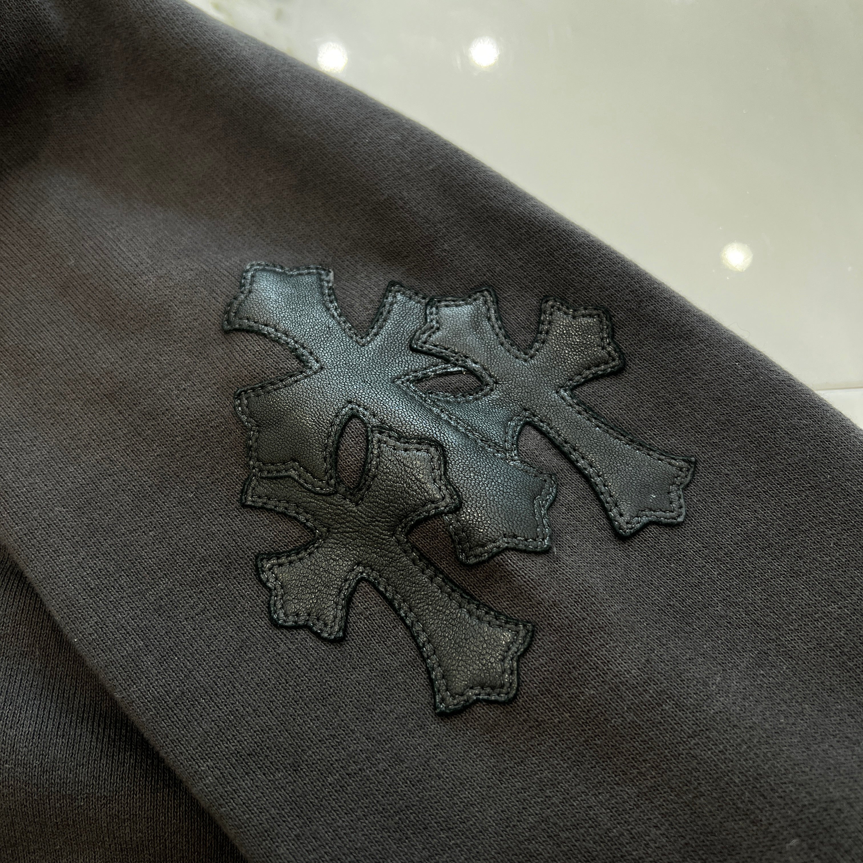 クロムハーツ ワイノット セメタリークロス CHROME HEARTS Y NOT Cemetery Cross Leather Patch Sweatshirt