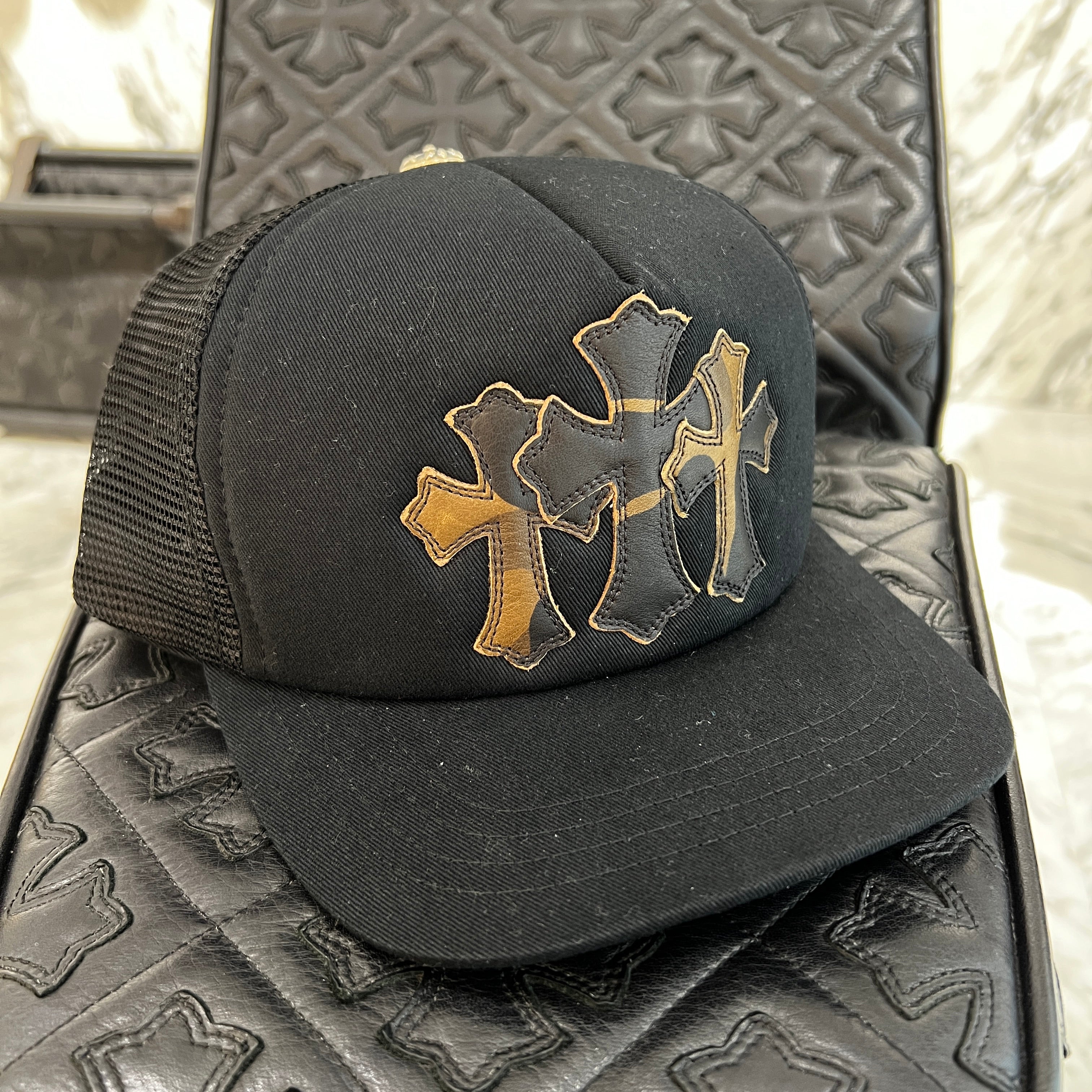 Chrome Hearts カモ トラッカーキャップ CHROME HEARTS Camo Triple Cross Leather Patch Trucker Cap