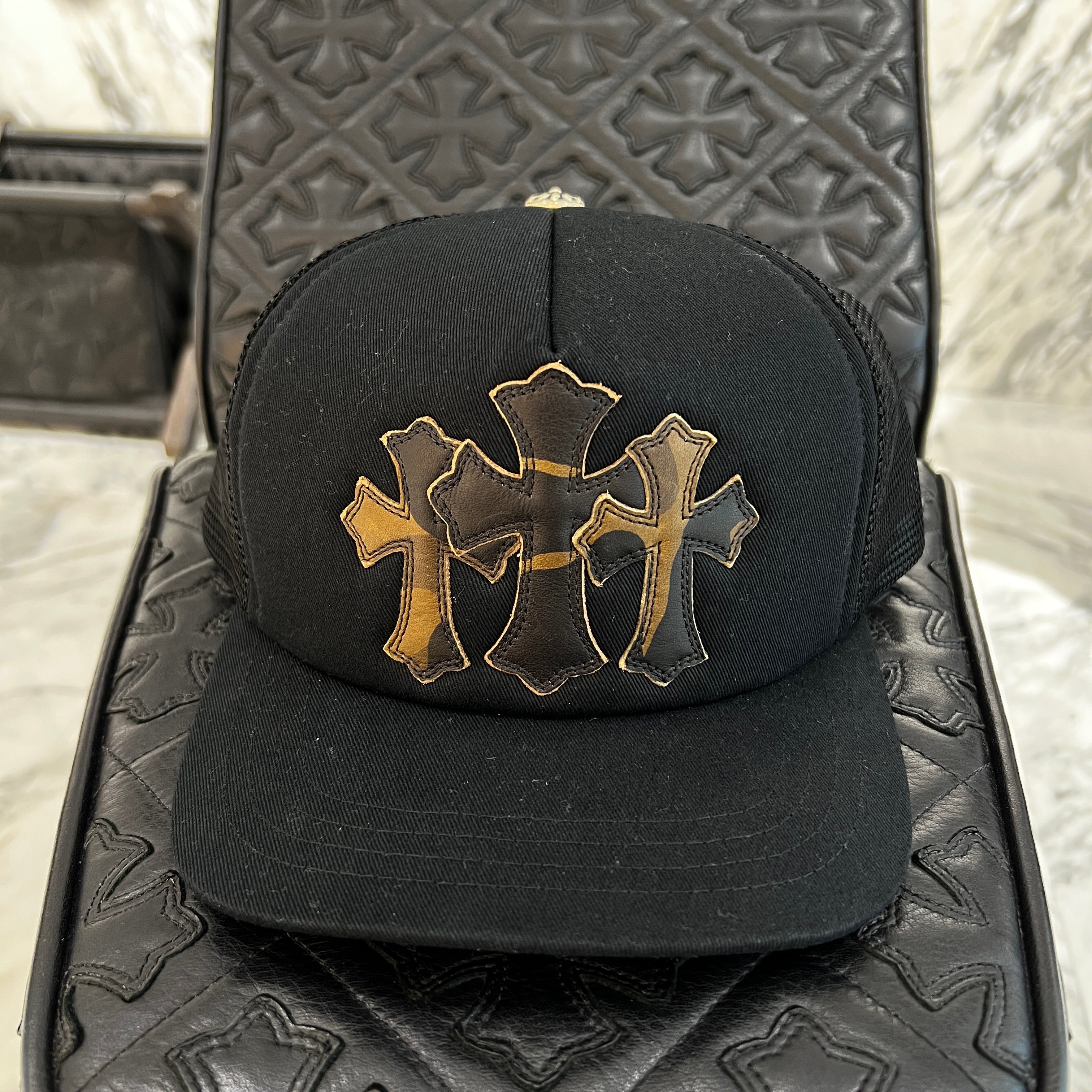 CHROME HEARTS Camo Triple Cross Leather Patch Trucker Cap ONE SIZE (51-61) クロムハーツ カモ トリプルクロス レザーパッチ トラッカーキャップ サイズONE SIZE (51-61)