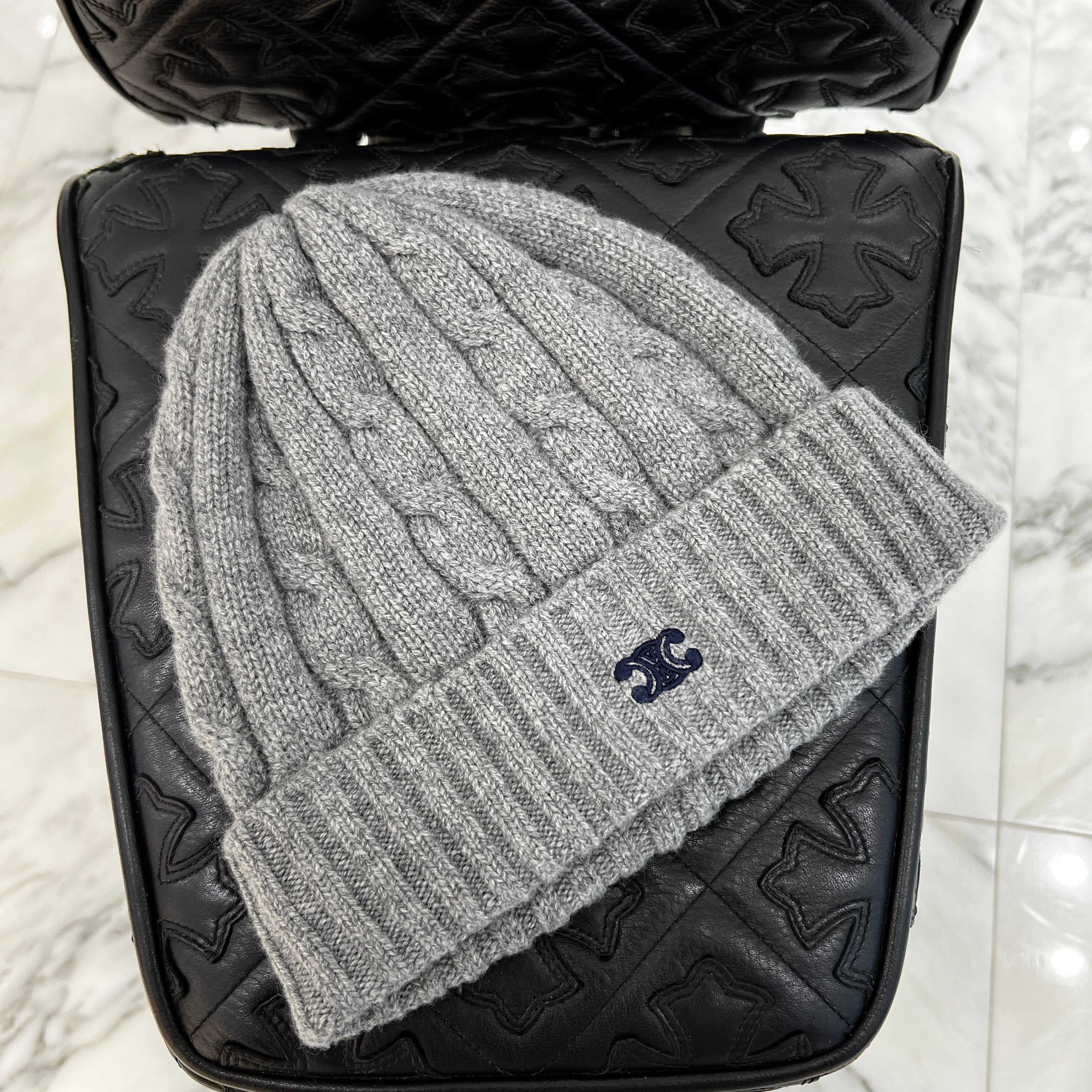 CELINE 2025SS Cable Knit Triomphe Cashmere Beanie 2AD5I362W Size TU セリーヌ ケーブルニットトリオンフカシミヤビーニー サイズTU