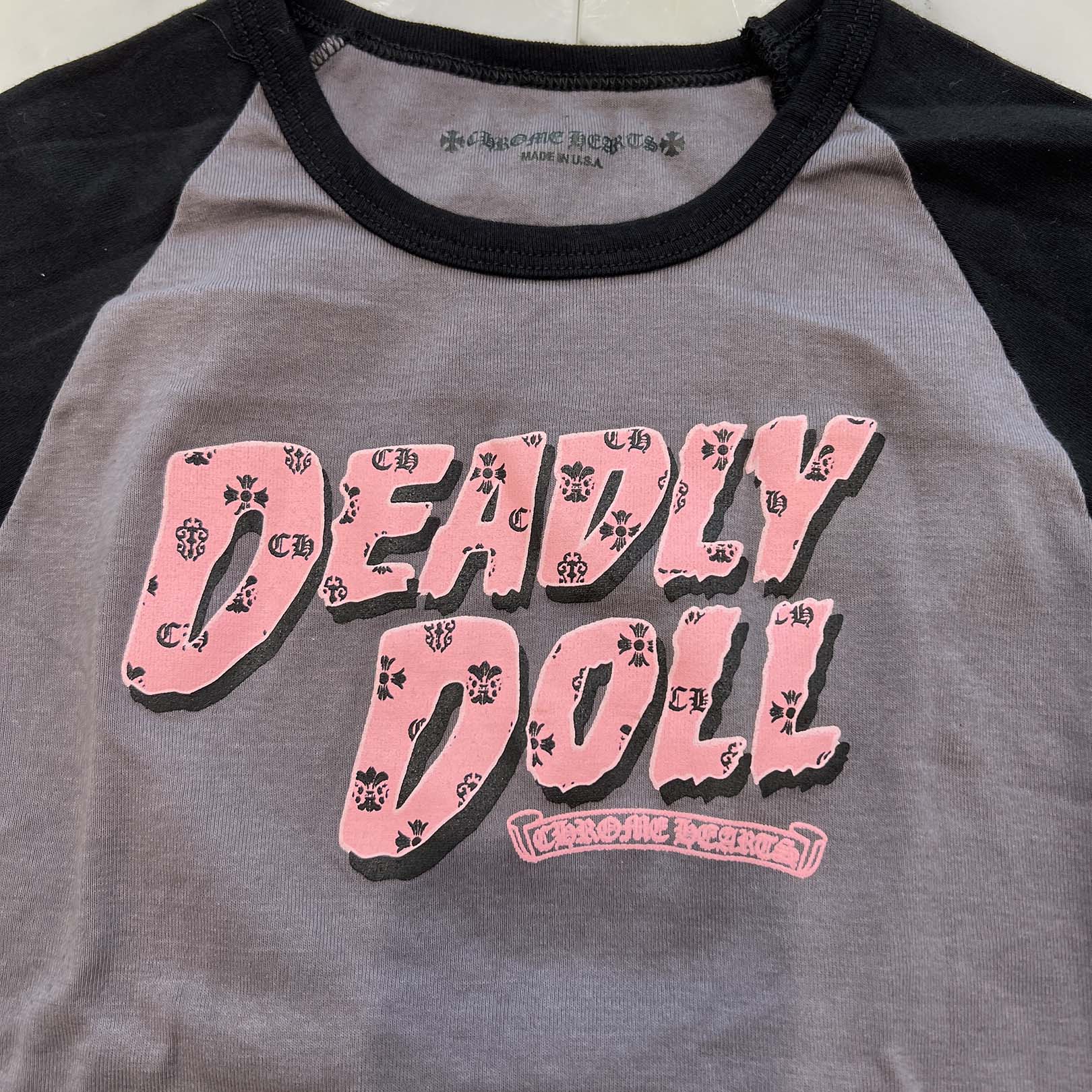 CHROME HEARTS × DEADLY DOLL Back Viny Heart Print Raglan Tee Size M クロムハーツ × デッドリードール バックヴィニーハート プリント ラグランTシャツ サイズM
