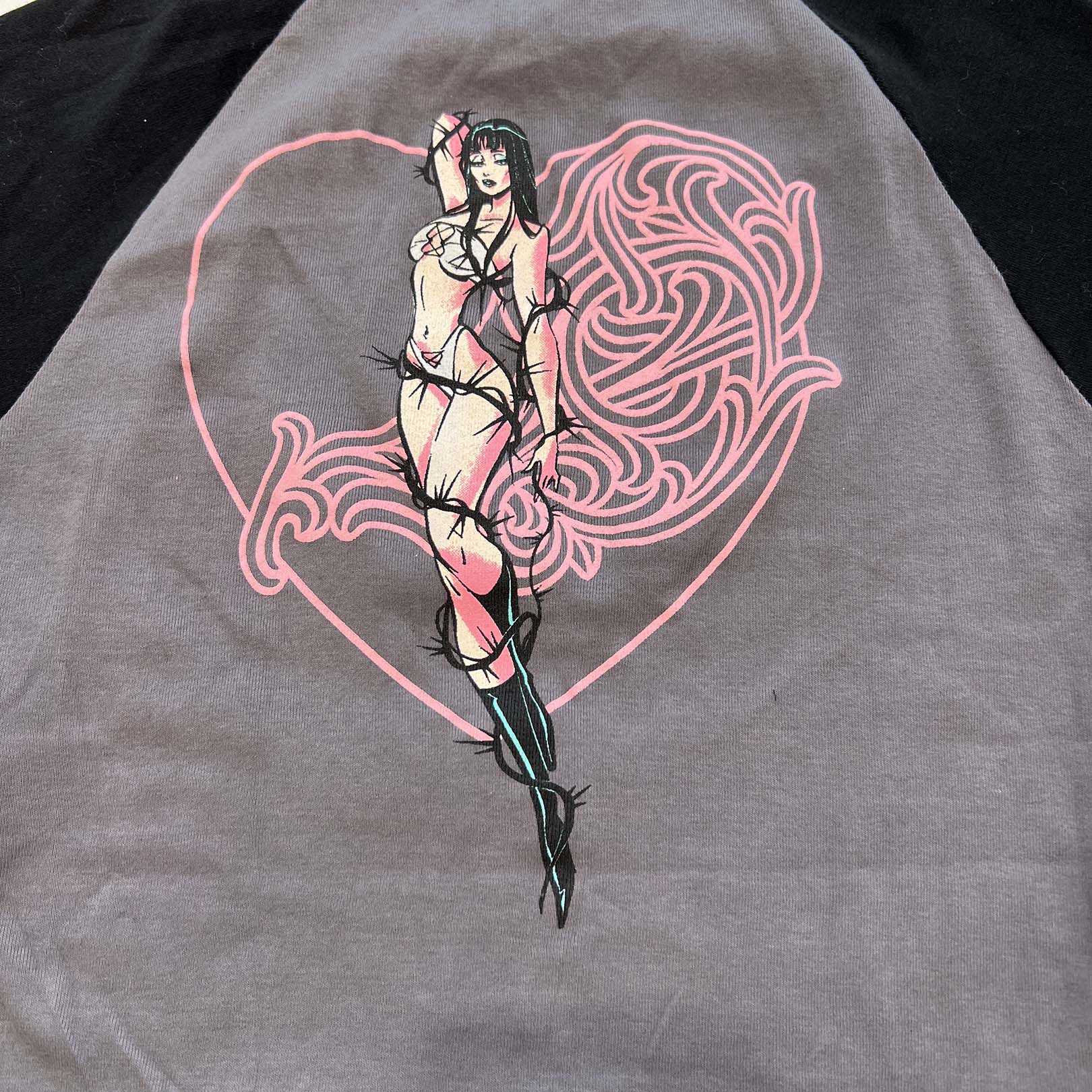 CHROME HEARTS × DEADLY DOLL Back Viny Heart Print Raglan Tee Size M クロムハーツ × デッドリードール バックヴィニーハート プリント ラグランTシャツ サイズM