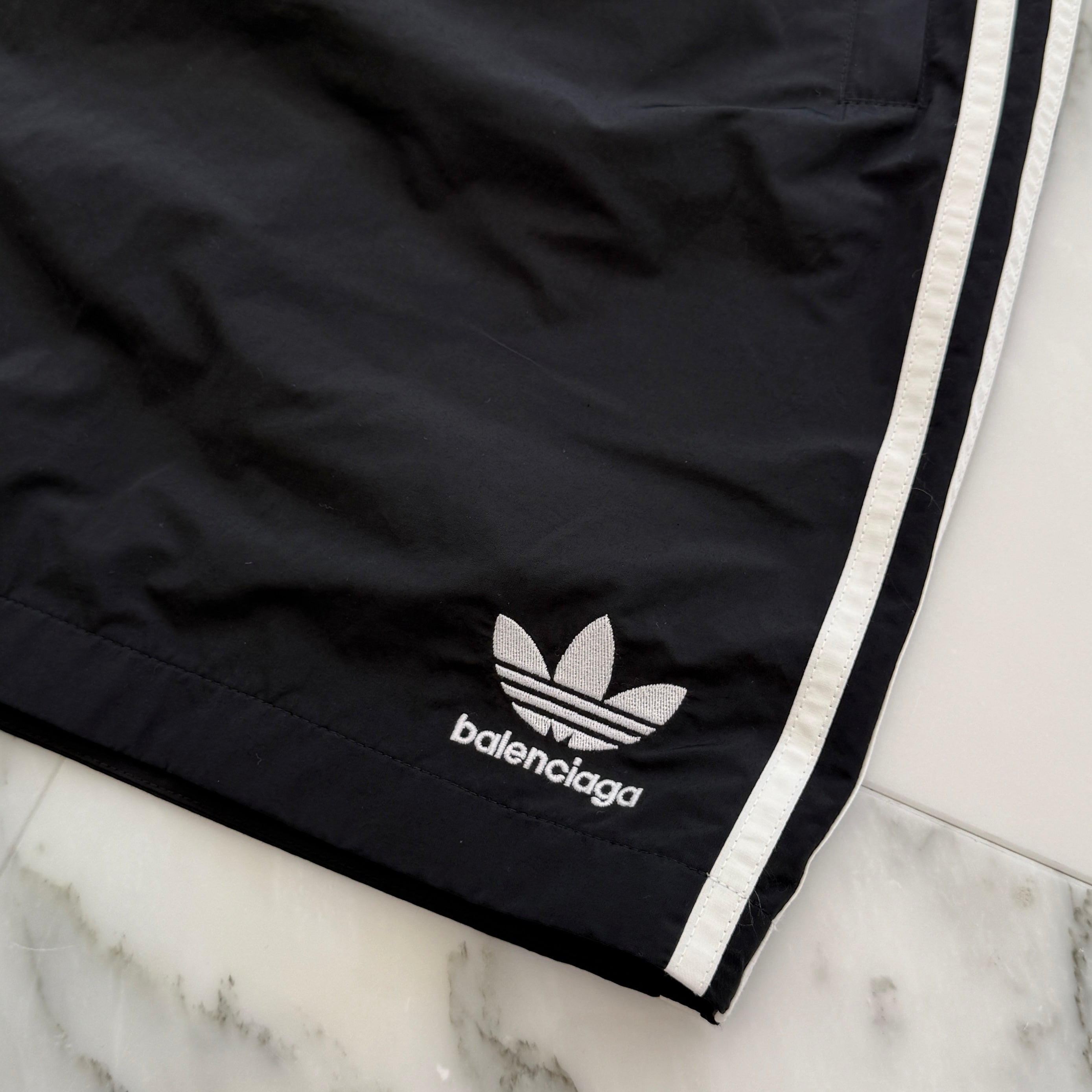 BALENCIAGA × adidas 2022AW Trefoil Logo embroidery 3 Stripe Shorts 712282 TNQ22 Size 48 バレンシアガ×アディダス トレフォイルロゴ刺繡 3ストライプ ショーツ サイズ48