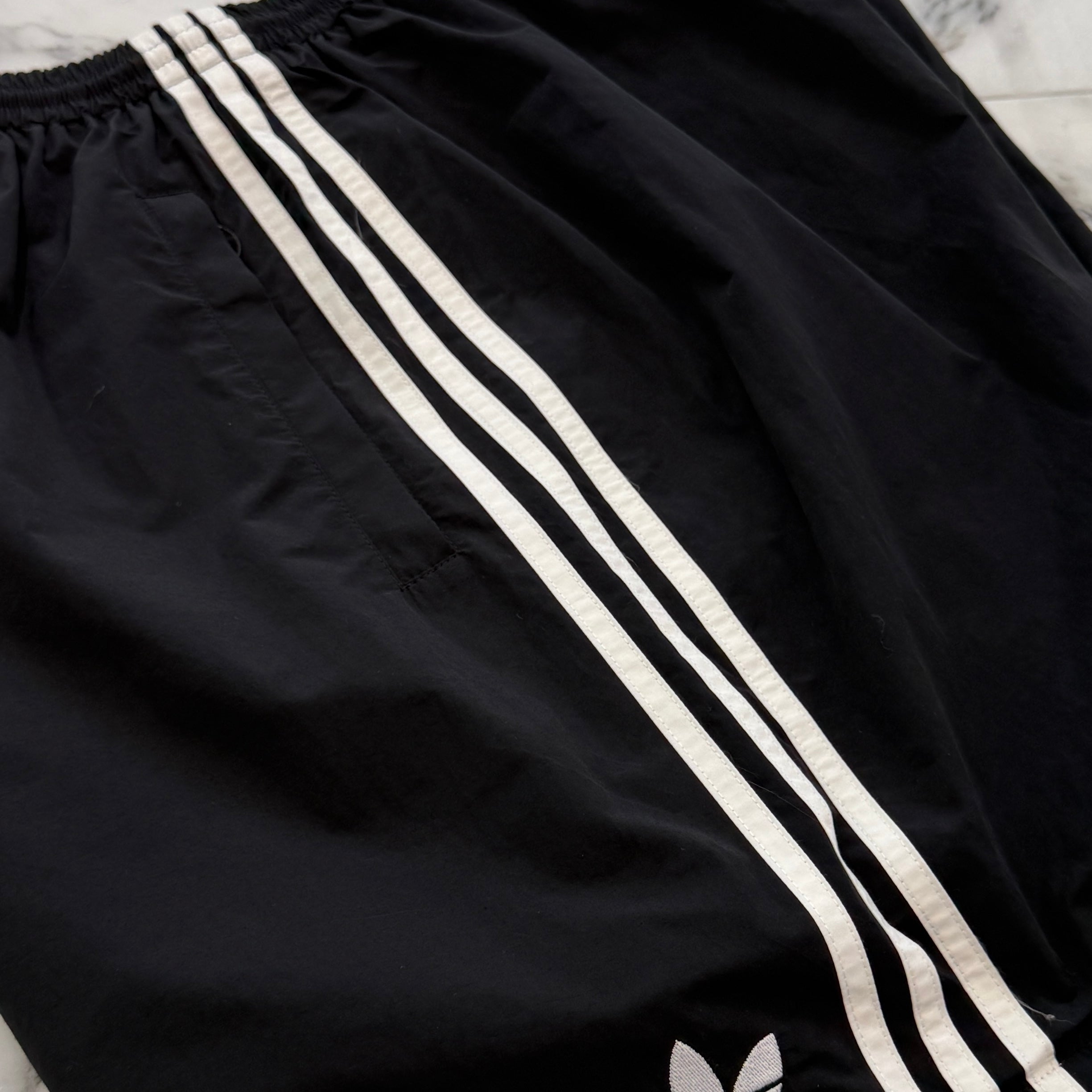 BALENCIAGA × adidas 2022AW Trefoil Logo embroidery 3 Stripe Shorts 712282 TNQ22 Size 48 バレンシアガ×アディダス トレフォイルロゴ刺繡 3ストライプ ショーツ サイズ48