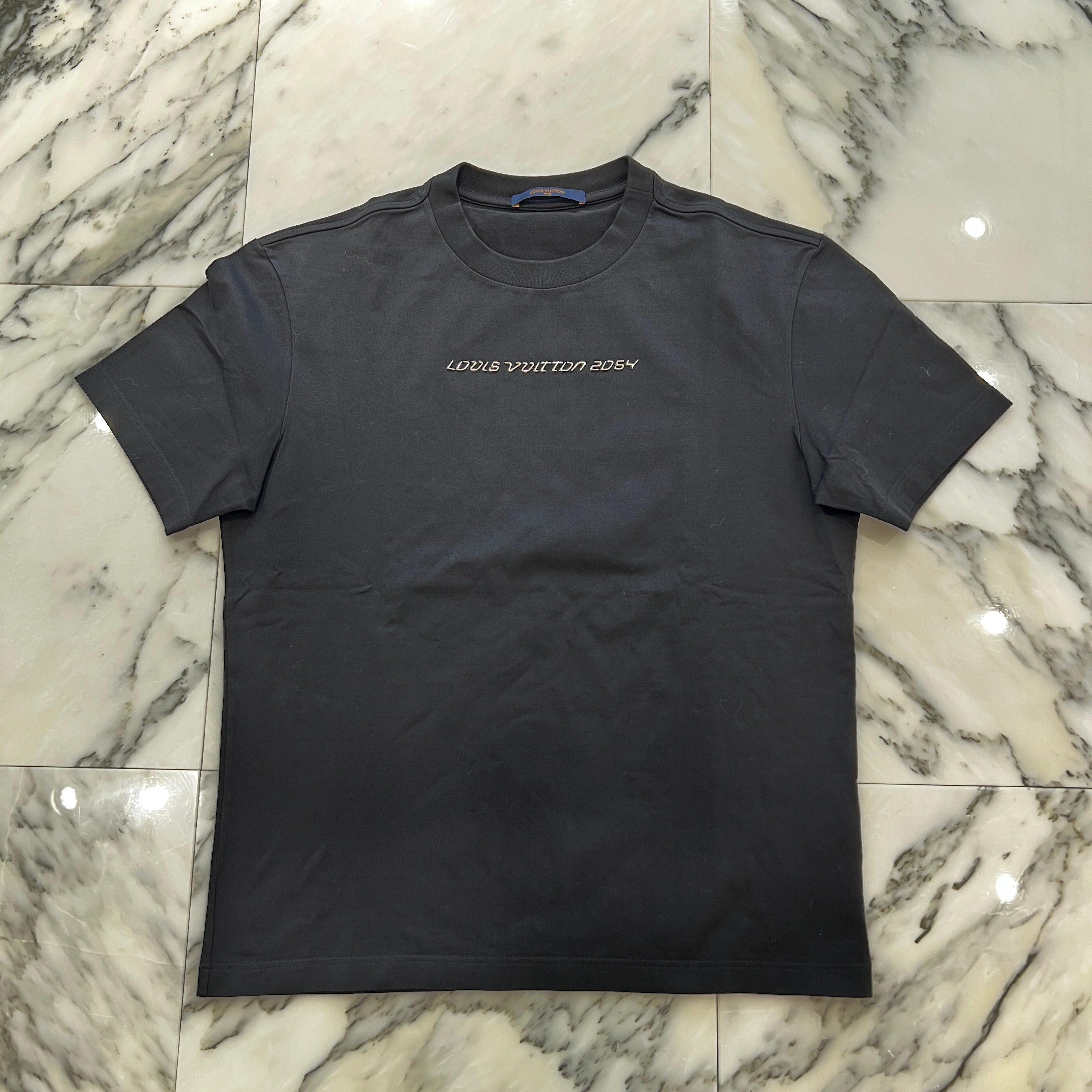 LOUIS VUITTON 2021SS LV2054 Front Logo Plate Signature Tee 1A8HM9 Size M ルイヴィトン LV2054 フロントロゴ プレートシグネチャーTシャツ サイズM