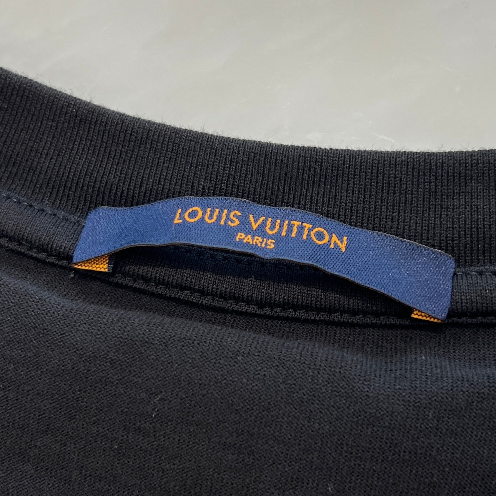 LOUIS VUITTON 2021SS LV2054 Front Logo Plate Signature Tee 1A8HM9 Size M ルイヴィトン LV2054 フロントロゴ プレートシグネチャーTシャツ サイズM