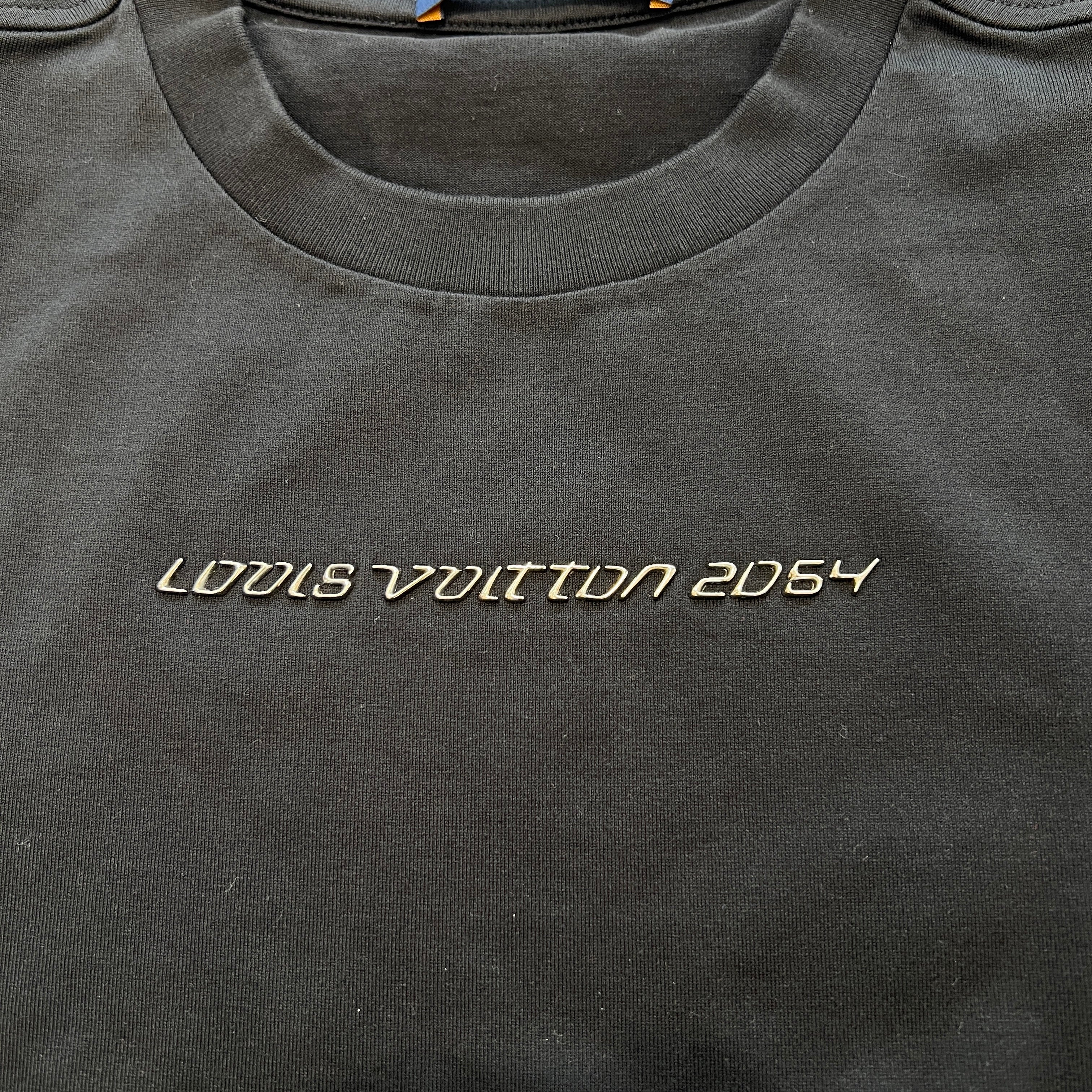 LOUIS VUITTON 2021SS LV2054 Front Logo Plate Signature Tee 1A8HM9 Size M ルイヴィトン LV2054 フロントロゴ プレートシグネチャーTシャツ サイズM