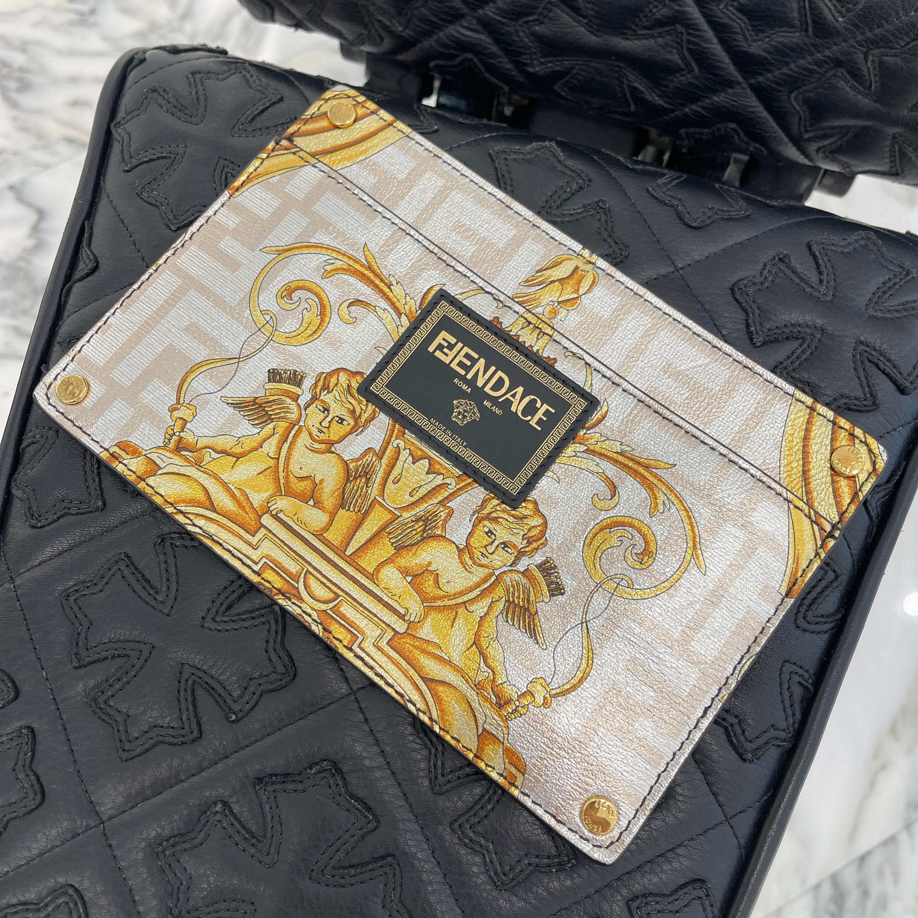 FENDI/VERSACE/Fendace/フェンダーチェロゴTシャツ/ホワイト - Fendace