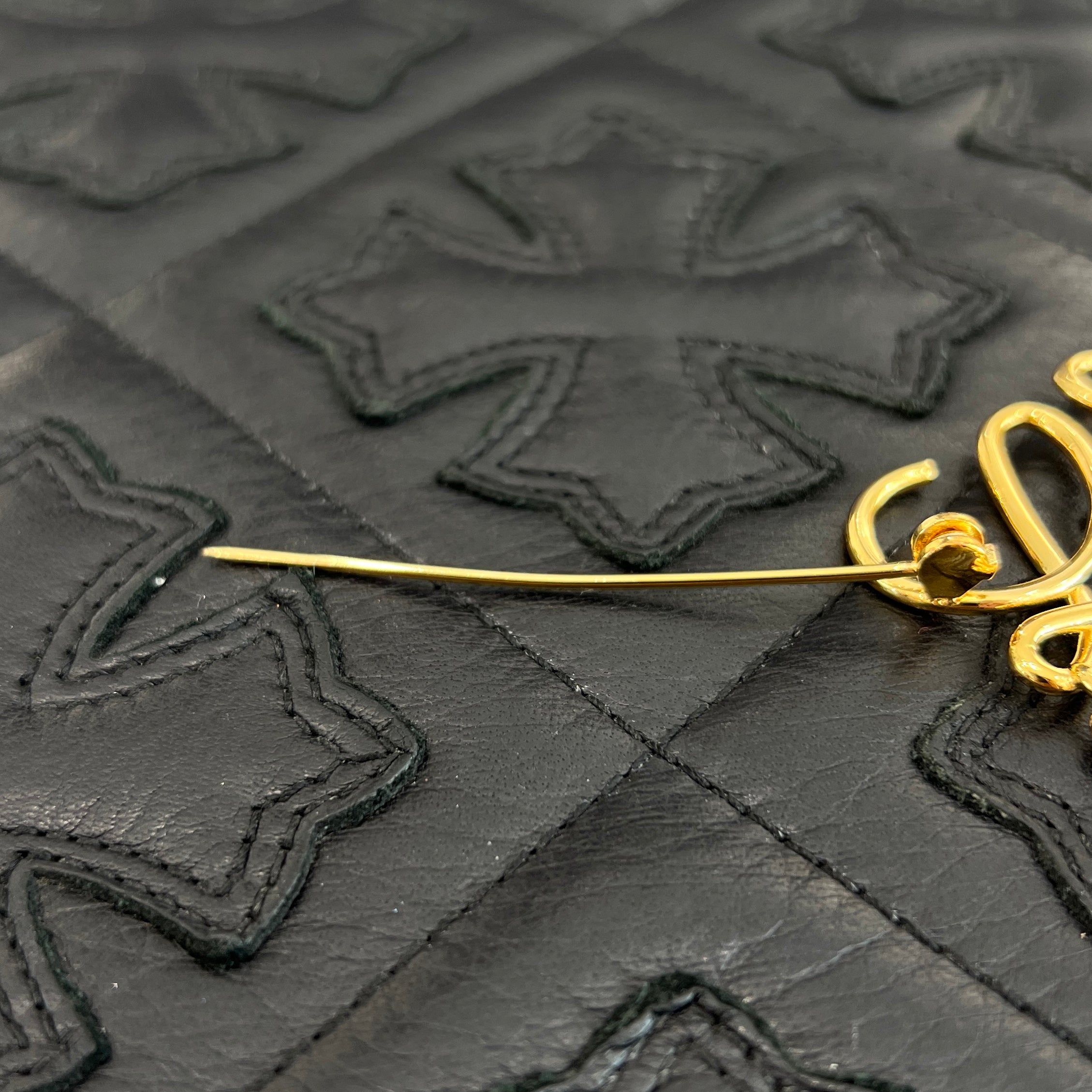 LOEWE Anagram Gold Broach 111.25.020 ロエベ アナグラム ゴールド ブローチ