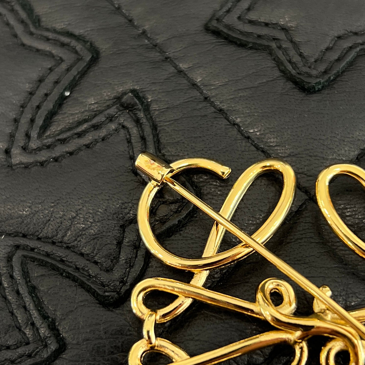 LOEWE Anagram Gold Broach 111.25.020 ロエベ アナグラム ゴールド ブローチ