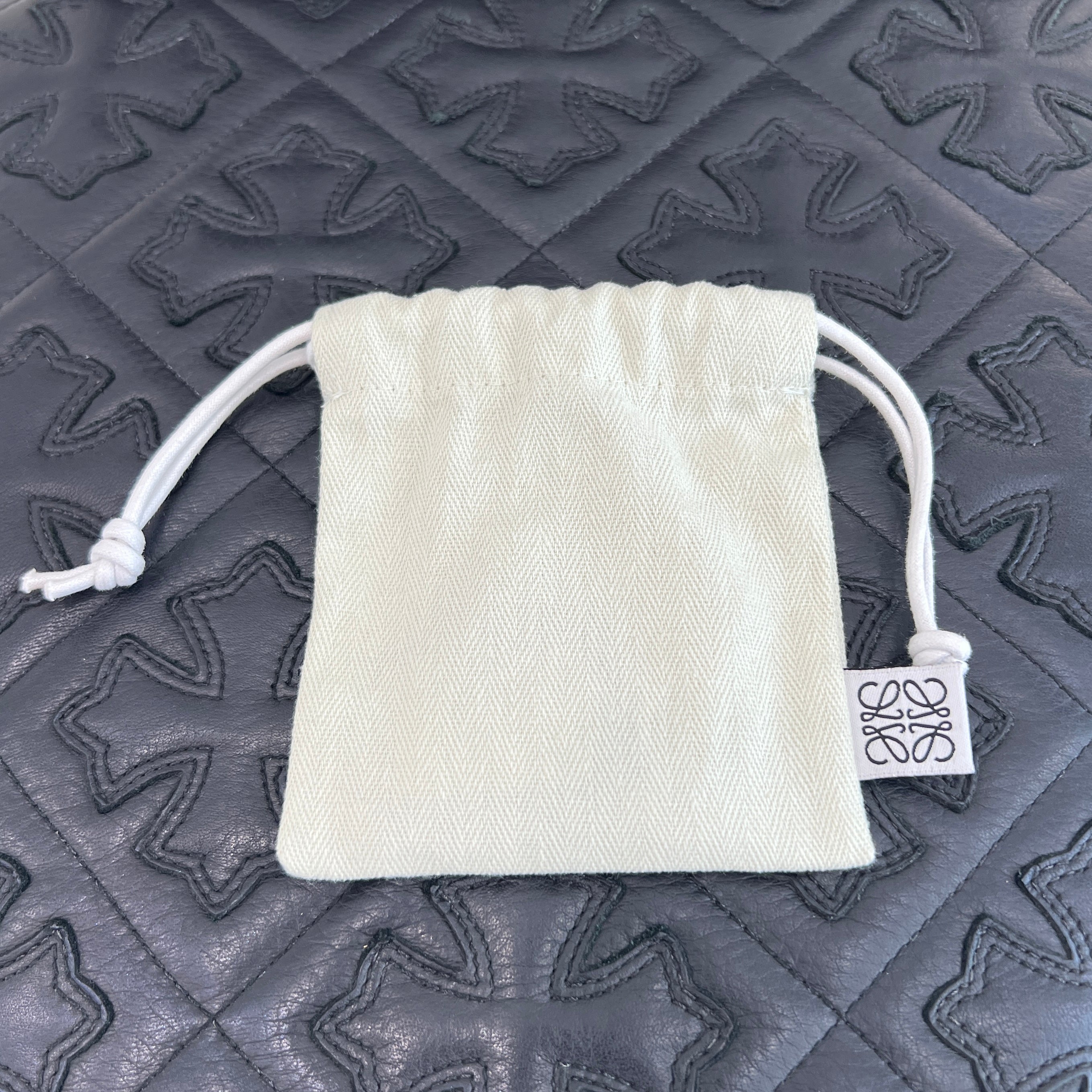 LOEWE Anagram Gold Broach 111.25.020 ロエベ アナグラム ゴールド ブローチ