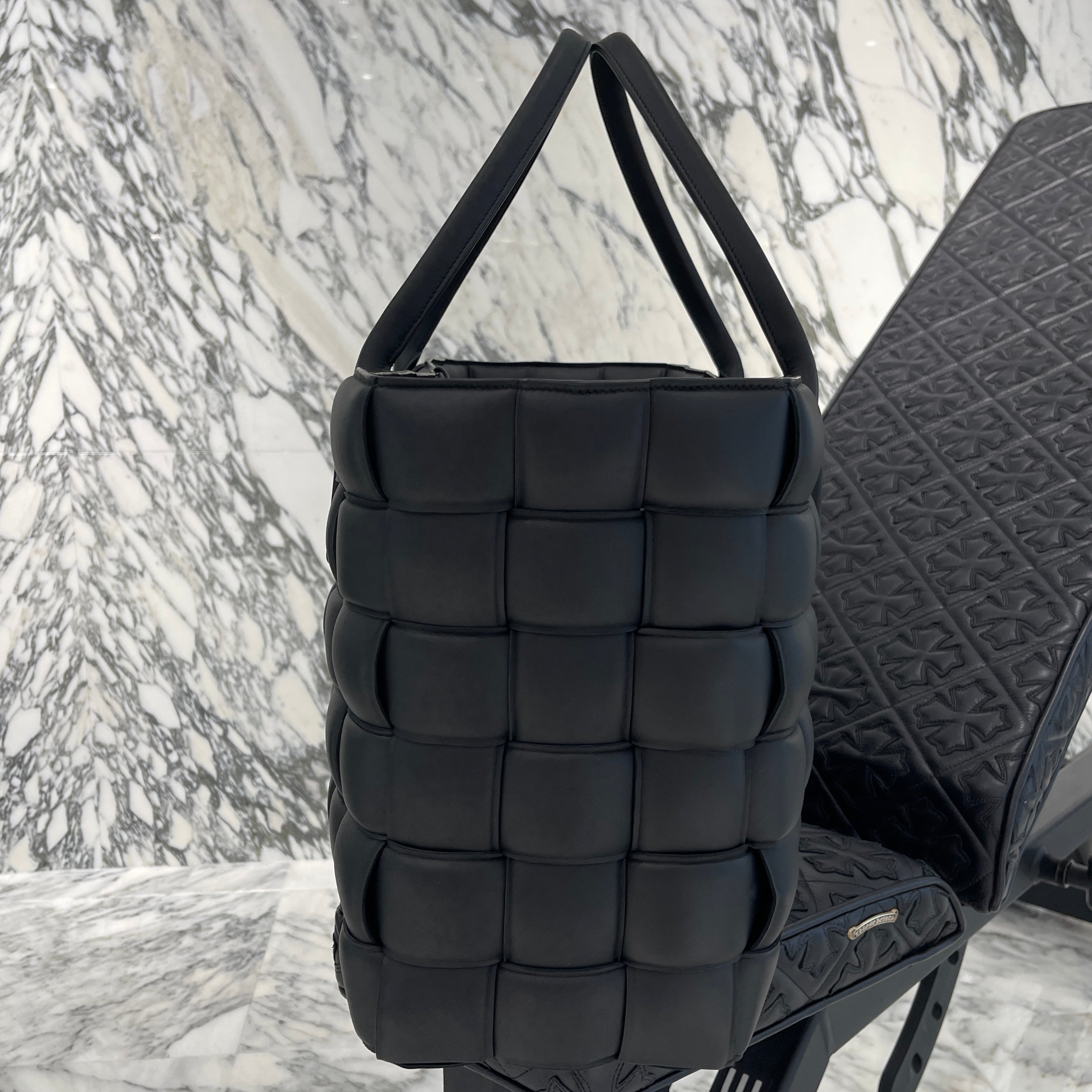 バッグ BOTTEGA VENETA BOTTEGA VENETA Large Padded Intrecciato Leather Tote Bag