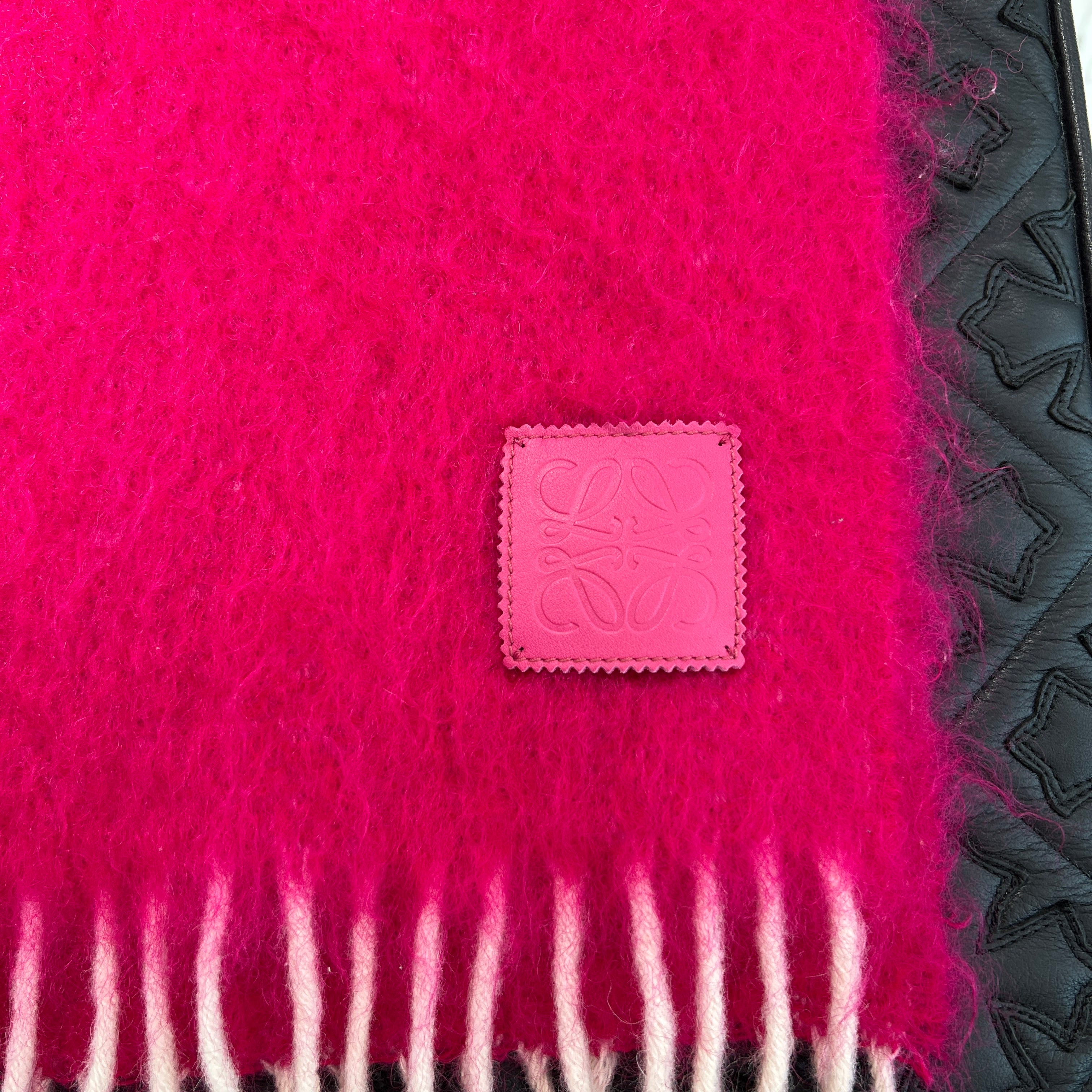 LOEWE Anagram Leather Patch Mohair & Wool Fringe Scarf F811257X01 0010793560 ロエベ アナグラム レザーパッチ モヘア&ウール フリンジ スカーフ