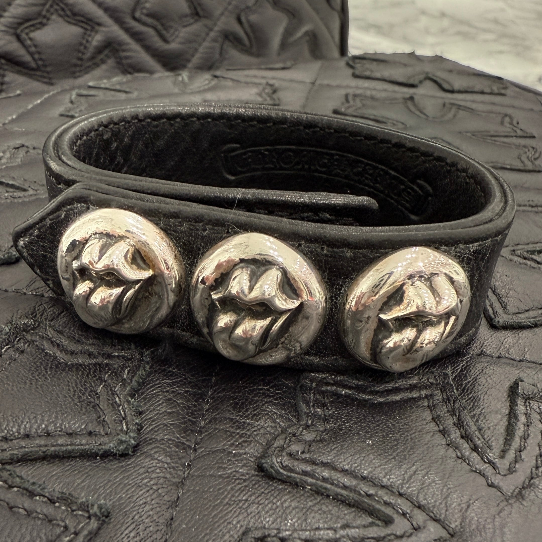 CHROME HEARTS × The Rolling Stones Lip & Tongue 3 BUTTON 2 SNAP LEATHER BRACELET Size ONE SIZE クロムハーツ × ローリングストーンズ リップ＆タン 3ボタン 2スナップ レザーブレスレット サイズONE SIZE