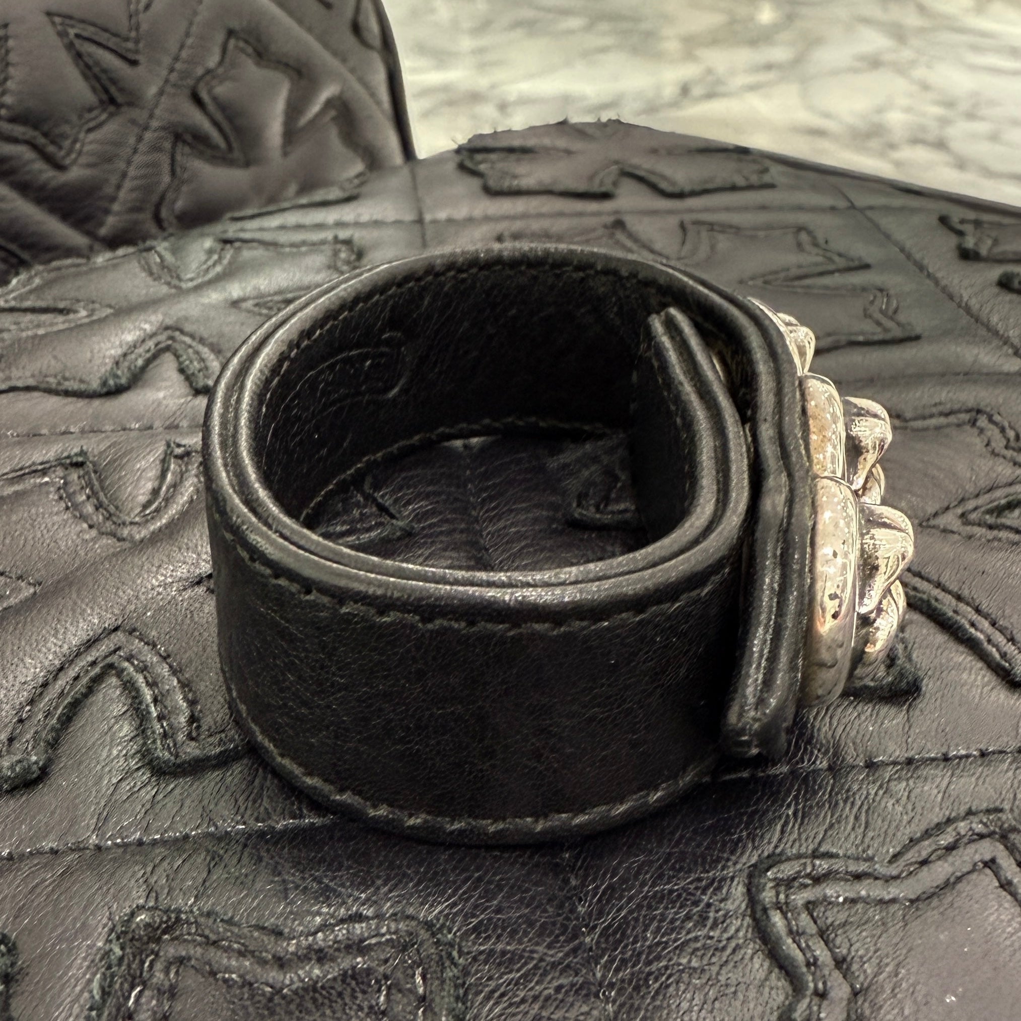 CHROME HEARTS × The Rolling Stones Lip & Tongue 3 BUTTON 2 SNAP LEATHER BRACELET Size ONE SIZE クロムハーツ × ローリングストーンズ リップ＆タン 3ボタン 2スナップ レザーブレスレット サイズONE SIZE