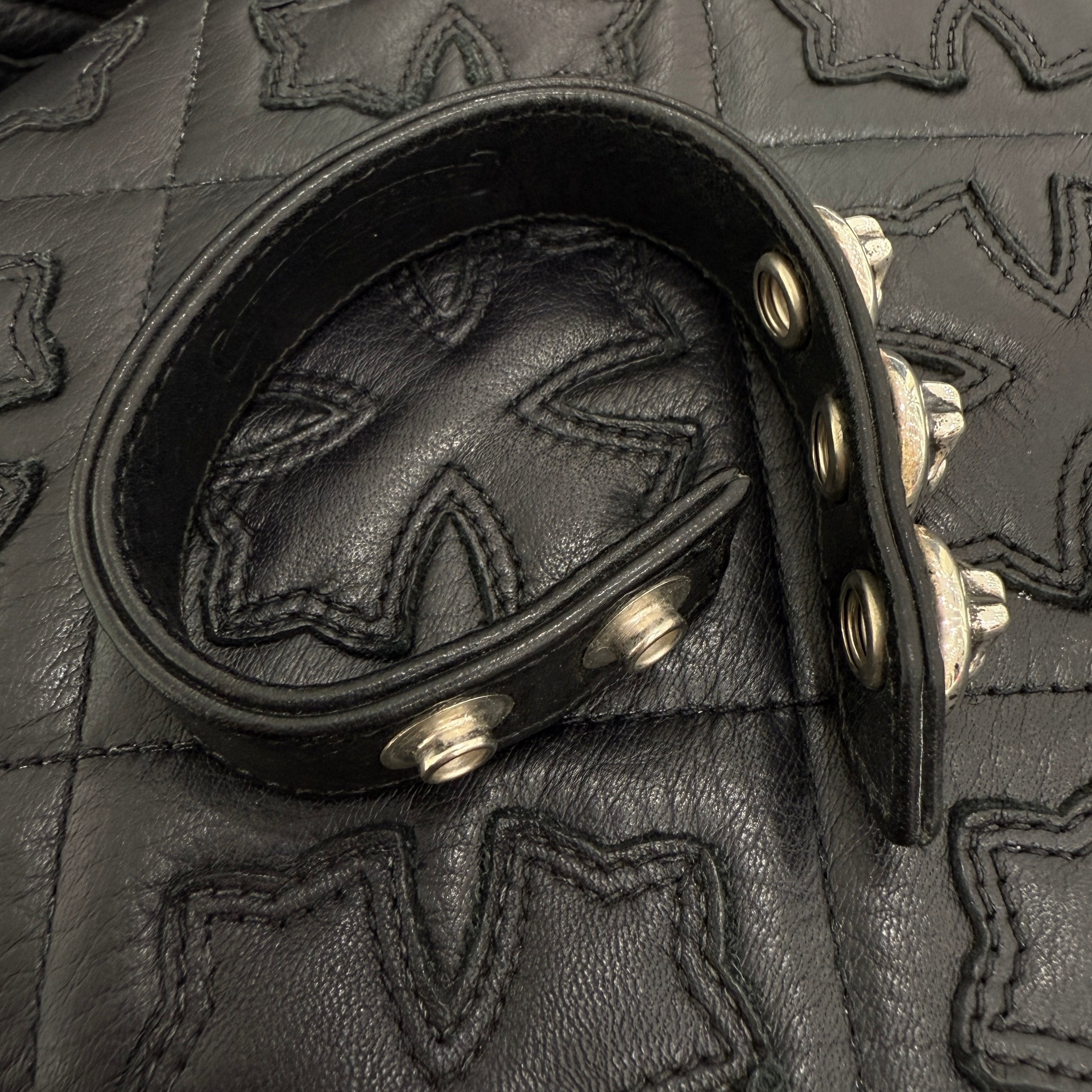 CHROME HEARTS × The Rolling Stones Lip & Tongue 3 BUTTON 2 SNAP LEATHER BRACELET Size ONE SIZE クロムハーツ × ローリングストーンズ リップ＆タン 3ボタン 2スナップ レザーブレスレット サイズONE SIZE