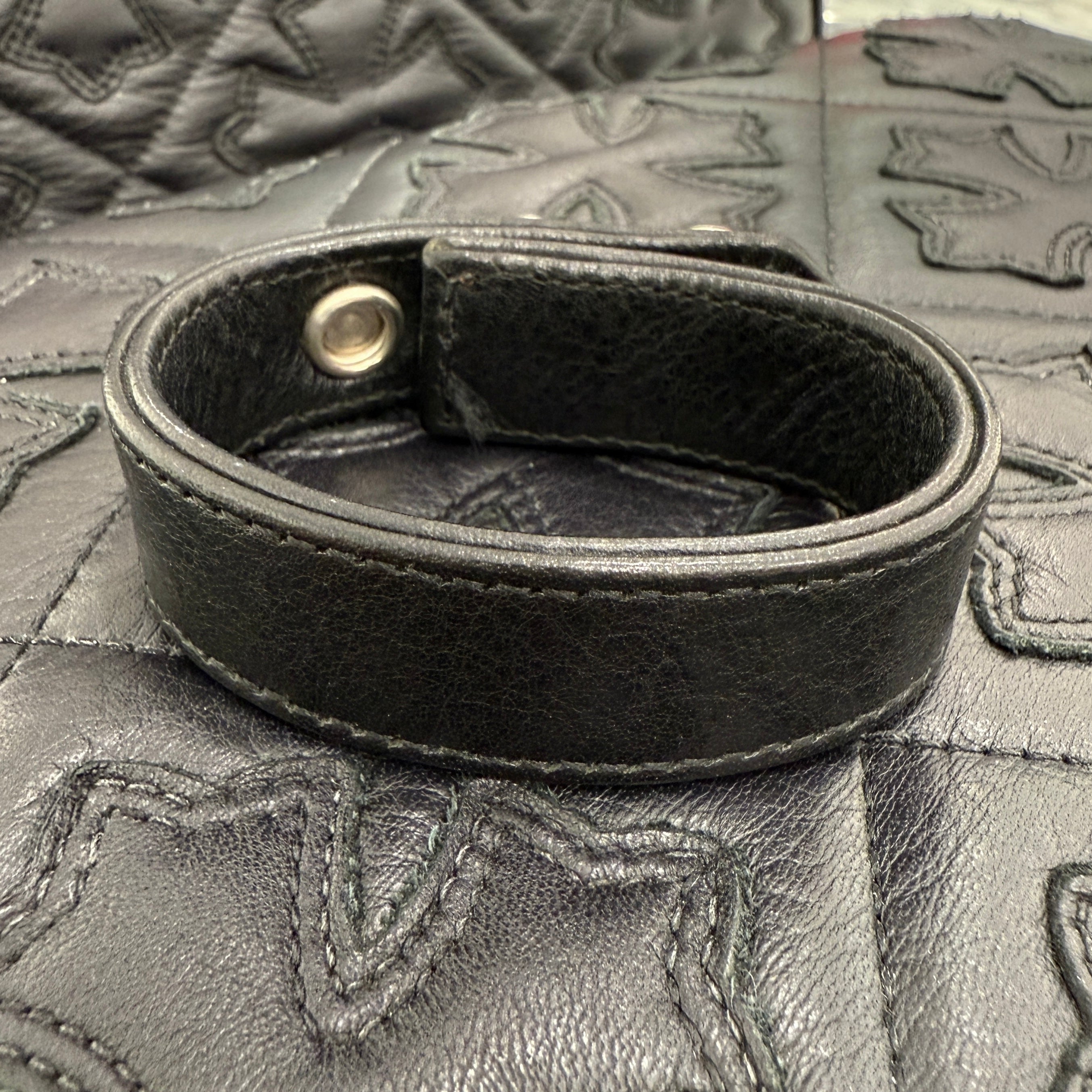 CHROME HEARTS × The Rolling Stones Lip & Tongue 3 BUTTON 2 SNAP LEATHER BRACELET Size ONE SIZE クロムハーツ × ローリングストーンズ リップ＆タン 3ボタン 2スナップ レザーブレスレット サイズONE SIZE