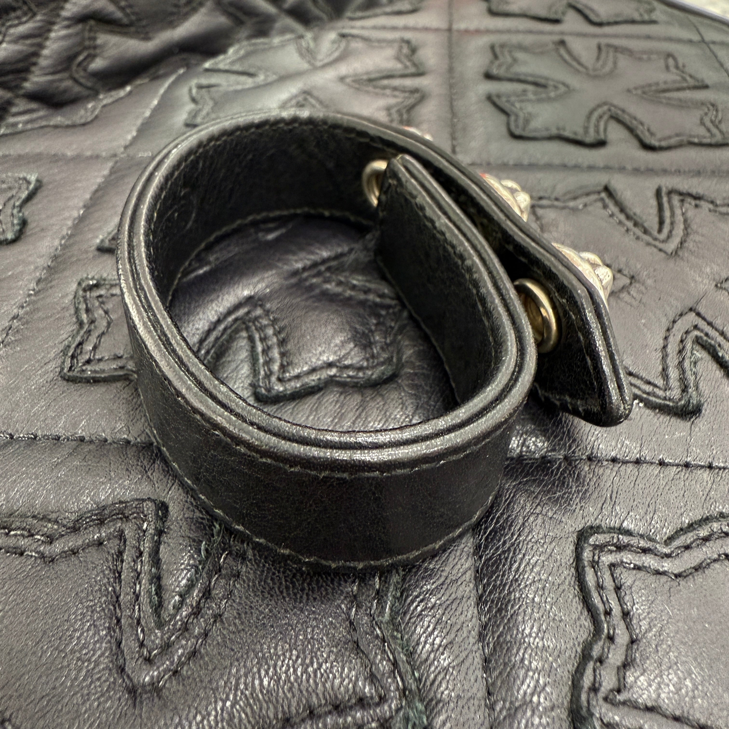 CHROME HEARTS × The Rolling Stones Lip & Tongue 3 BUTTON 2 SNAP LEATHER BRACELET Size ONE SIZE クロムハーツ × ローリングストーンズ リップ＆タン 3ボタン 2スナップ レザーブレスレット サイズONE SIZE