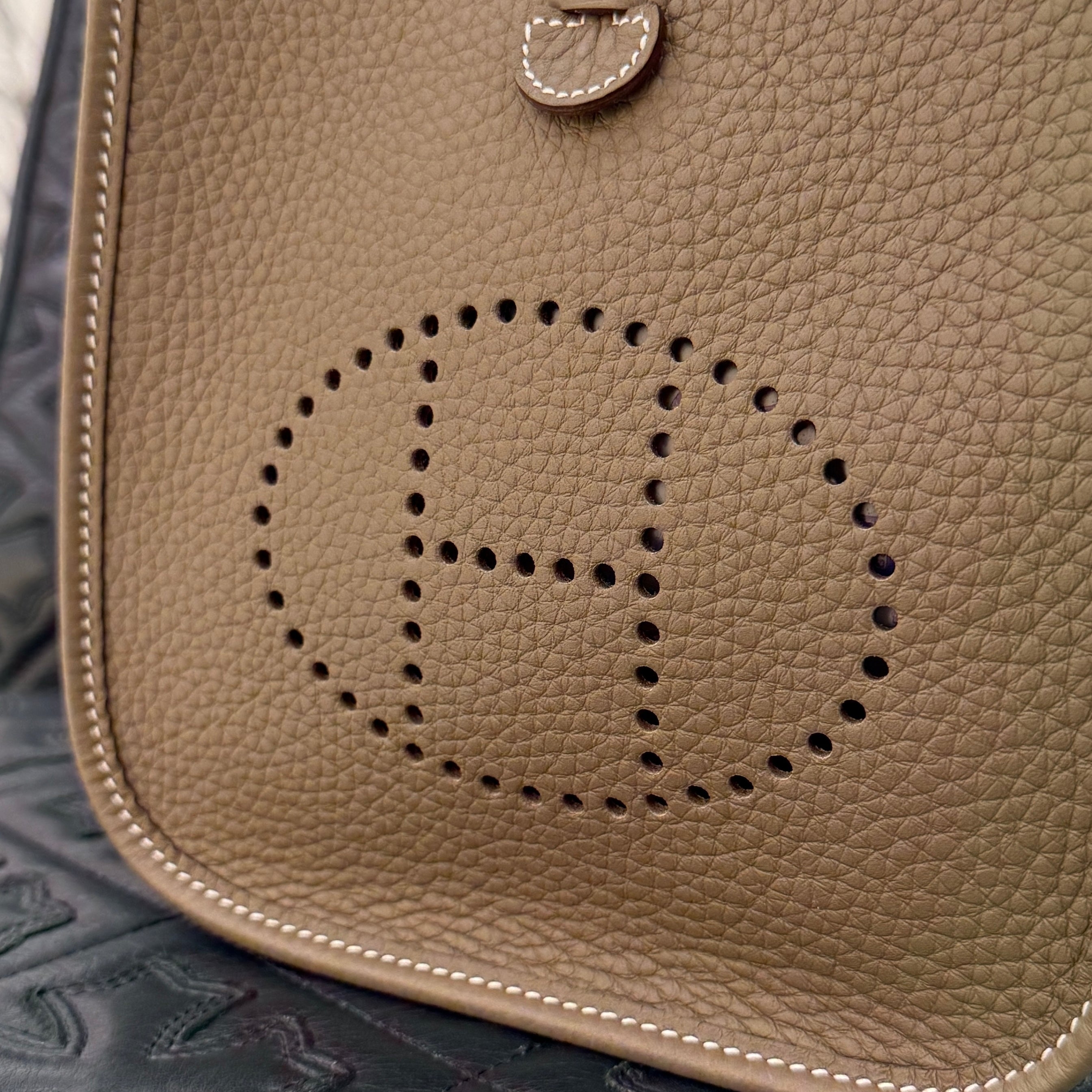 HERMES Evelyn Amazon TPM "Etoupe" K刻印 エルメス エブリン アマゾン TPM "エトゥープ" レザーショルダーバッグ K刻印