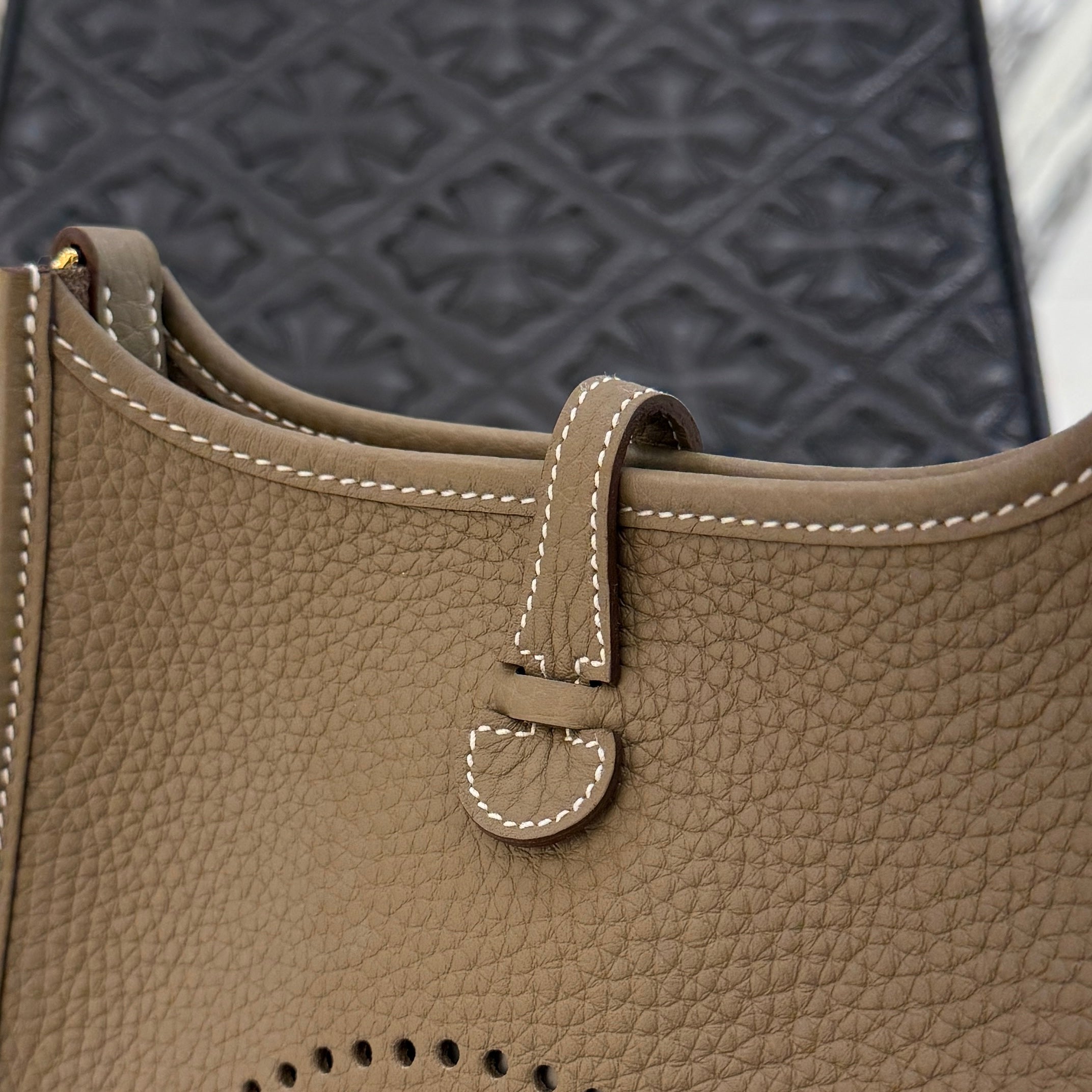 HERMES Evelyn Amazon TPM "Etoupe" K刻印 エルメス エブリン アマゾン TPM "エトゥープ" レザーショルダーバッグ K刻印