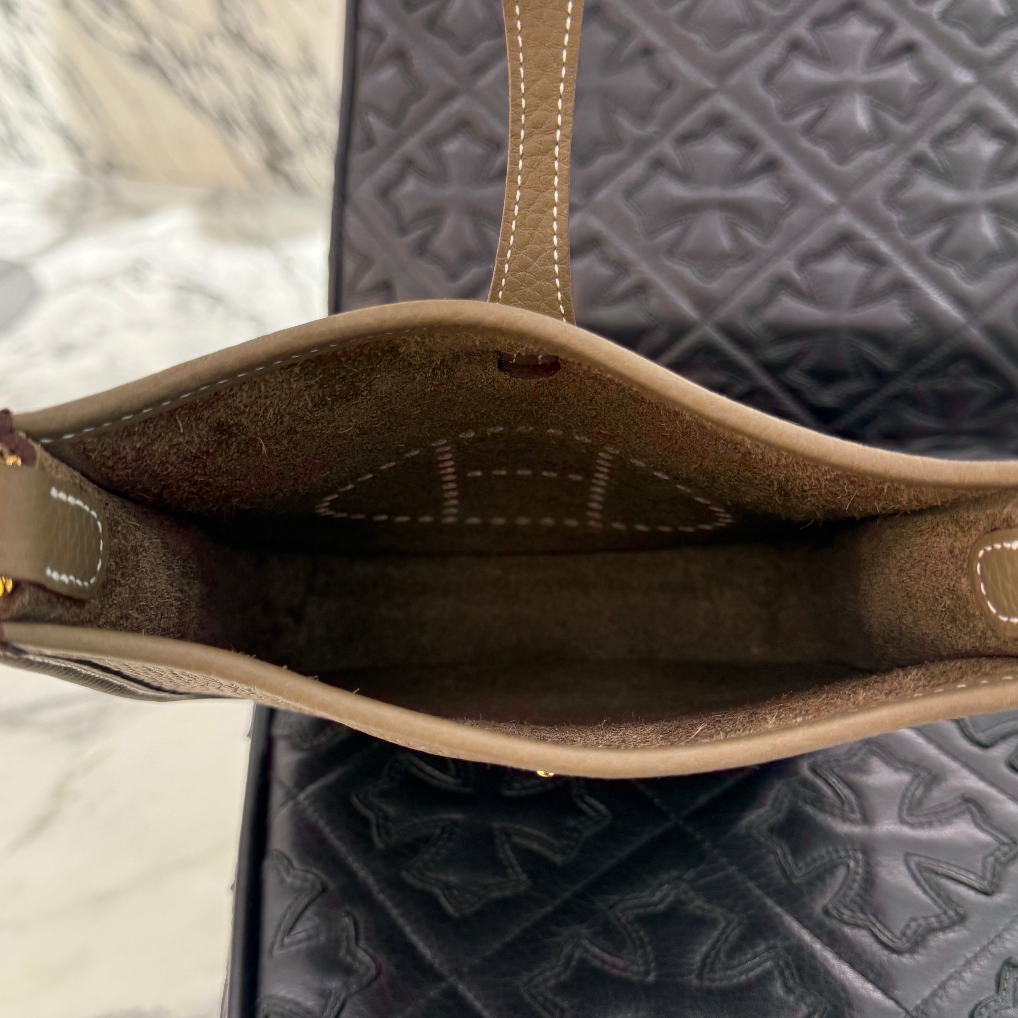 HERMES Evelyn Amazon TPM "Etoupe" K刻印 エルメス エブリン アマゾン TPM "エトゥープ" レザーショルダーバッグ K刻印