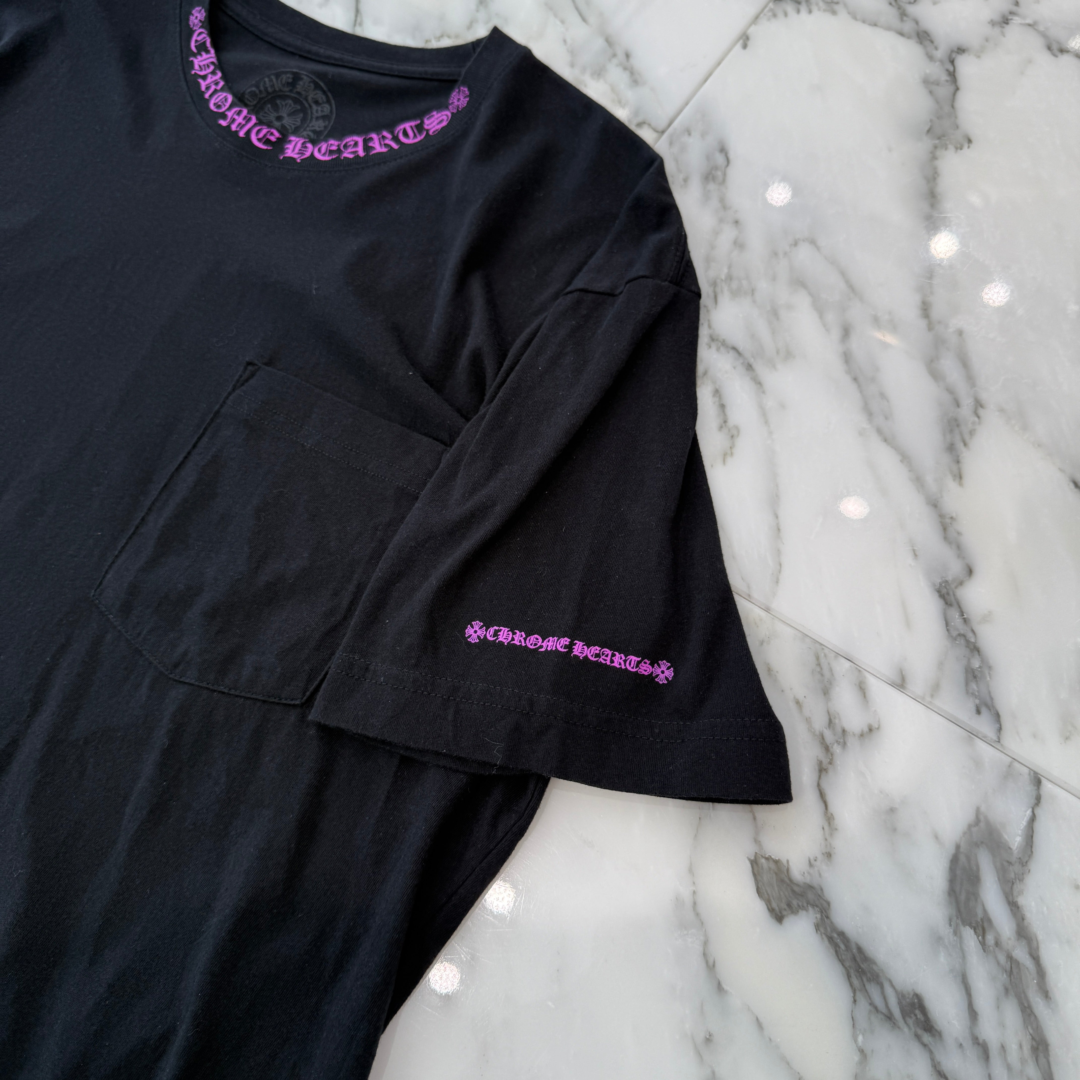 CHROME HEARTS Old English Purple Neck Logo Short Sleeve Tee Size L クロムハーツ オールドイングリッシュ パープルネックロゴ ショートスリーブ Tシャツ サイズＬ