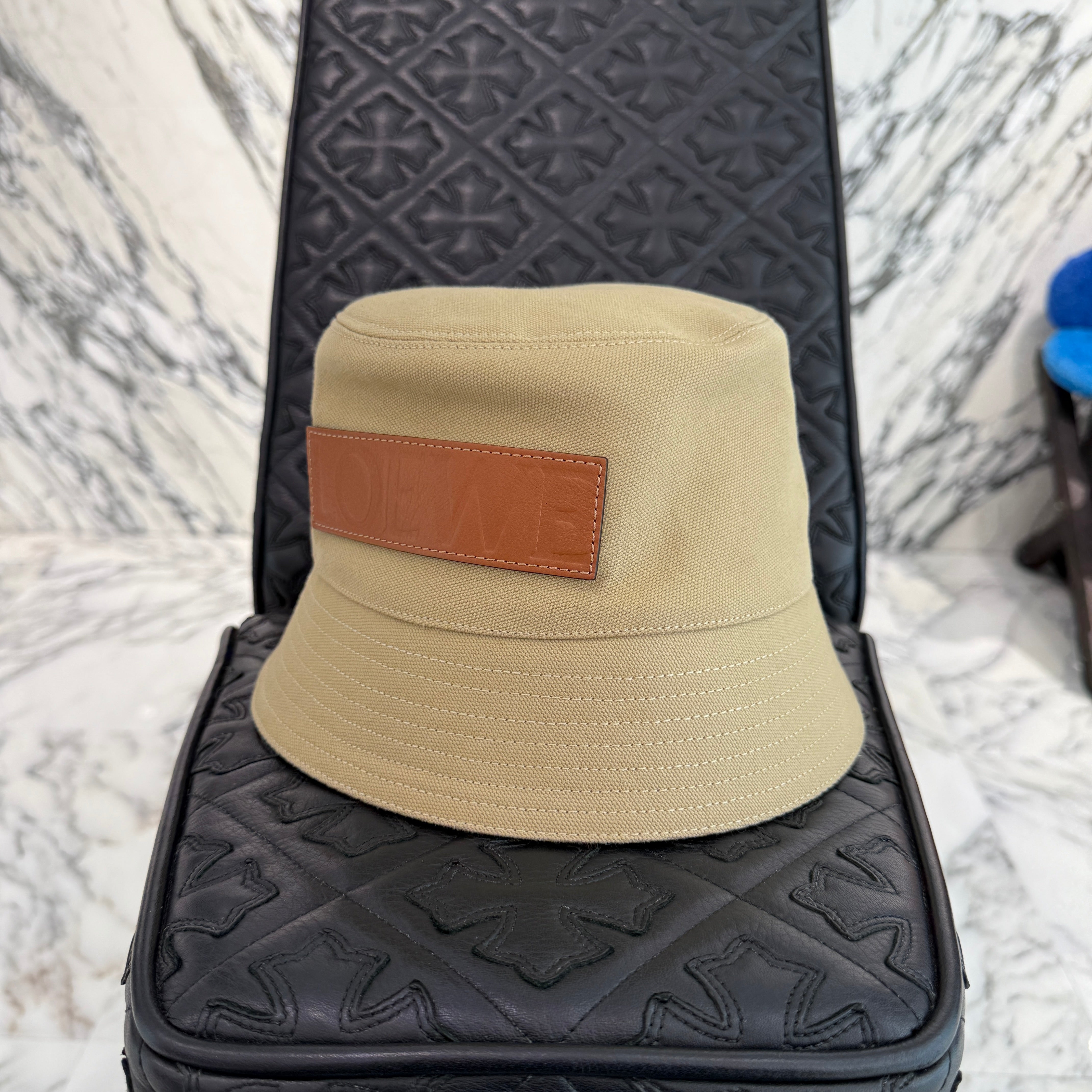 LOEWE 2025SS Logo Embossed Leather Patch Bucket Hat K820HB1X19