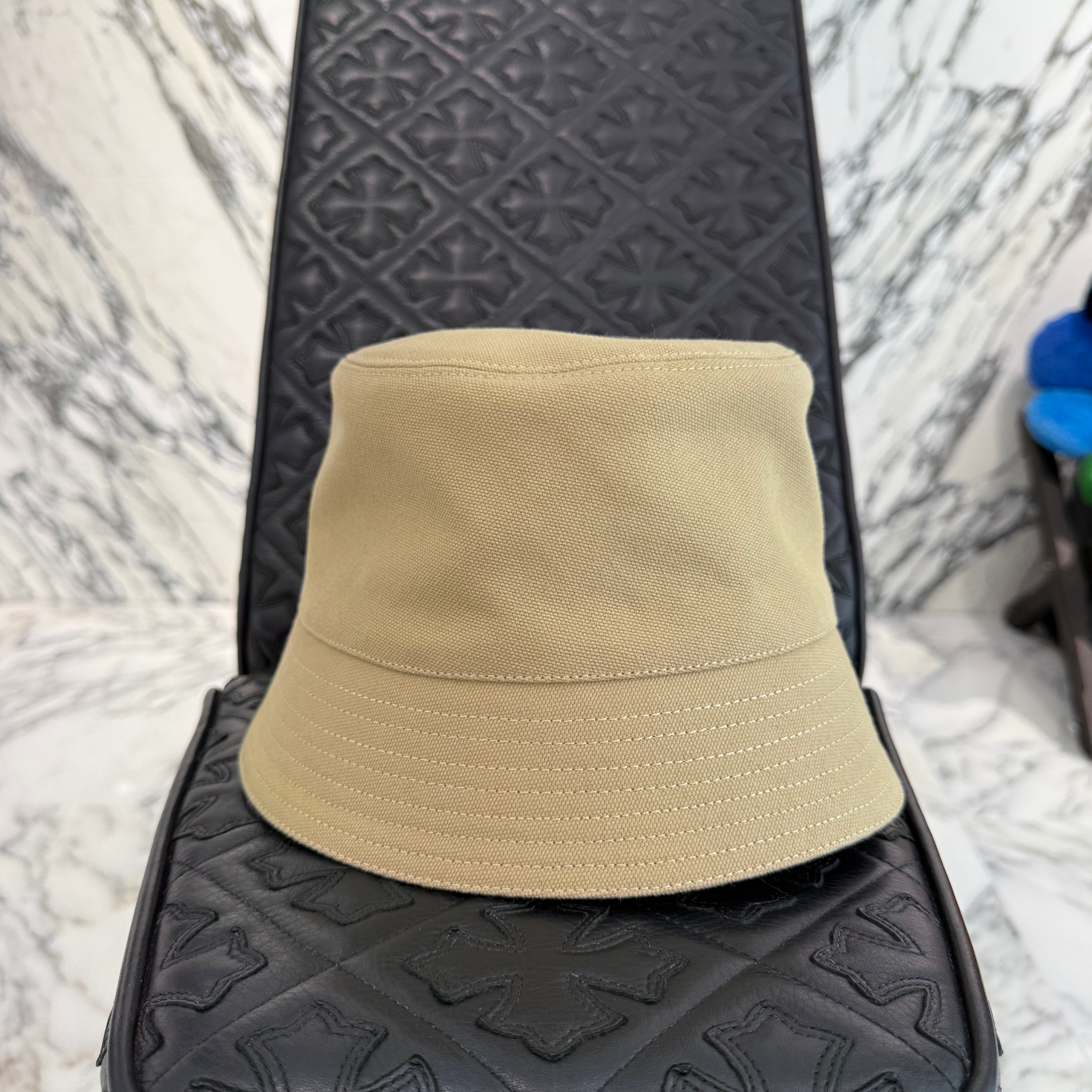 LOEWE 2025SS Logo Embossed Leather Patch Bucket Hat K820HB1X19