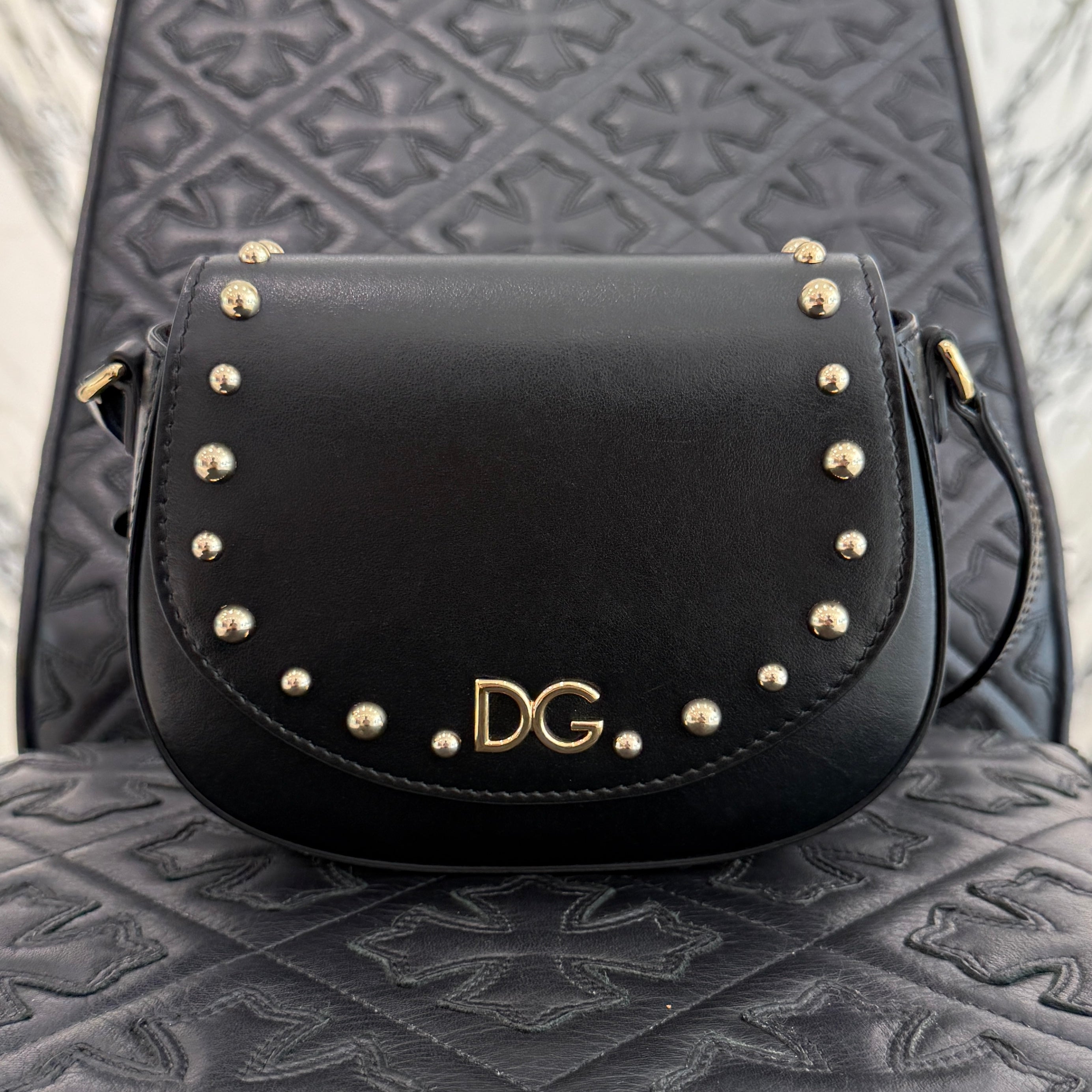 Dolce & Gabbana Bambino Black Leather Logo Studded Flap Crossbody Bag ドルチェ＆ガッバーナ バンビーノ ブラックレザー ロゴスタッズ フラップ クロスボディバッグ