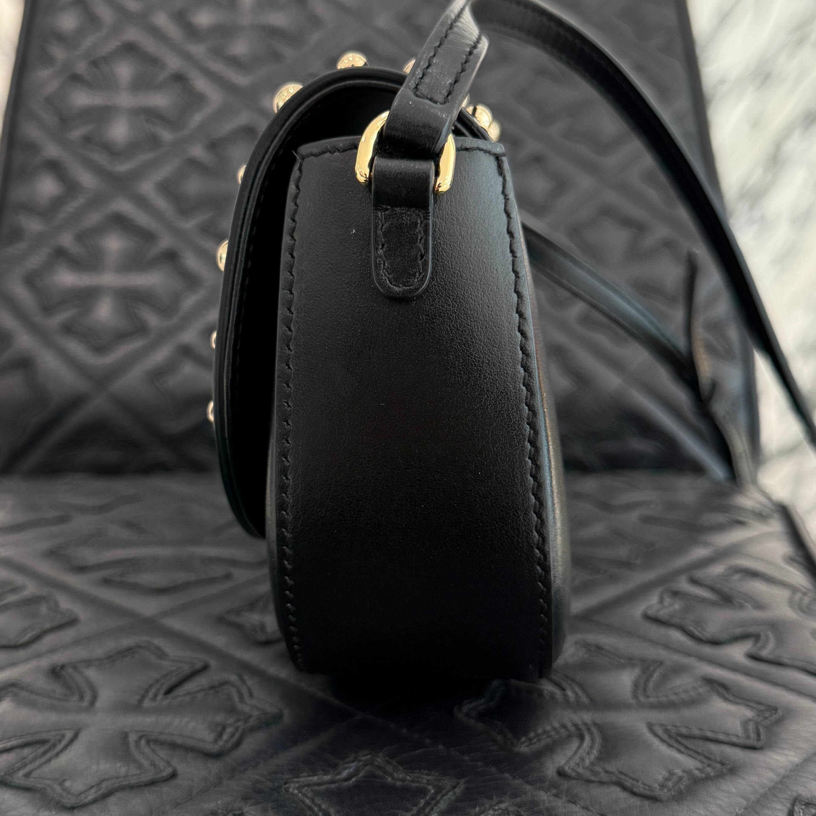 Dolce & Gabbana Bambino Black Leather Logo Studded Flap Crossbody Bag ドルチェ＆ガッバーナ バンビーノ ブラックレザー ロゴスタッズ フラップ クロスボディバッグ