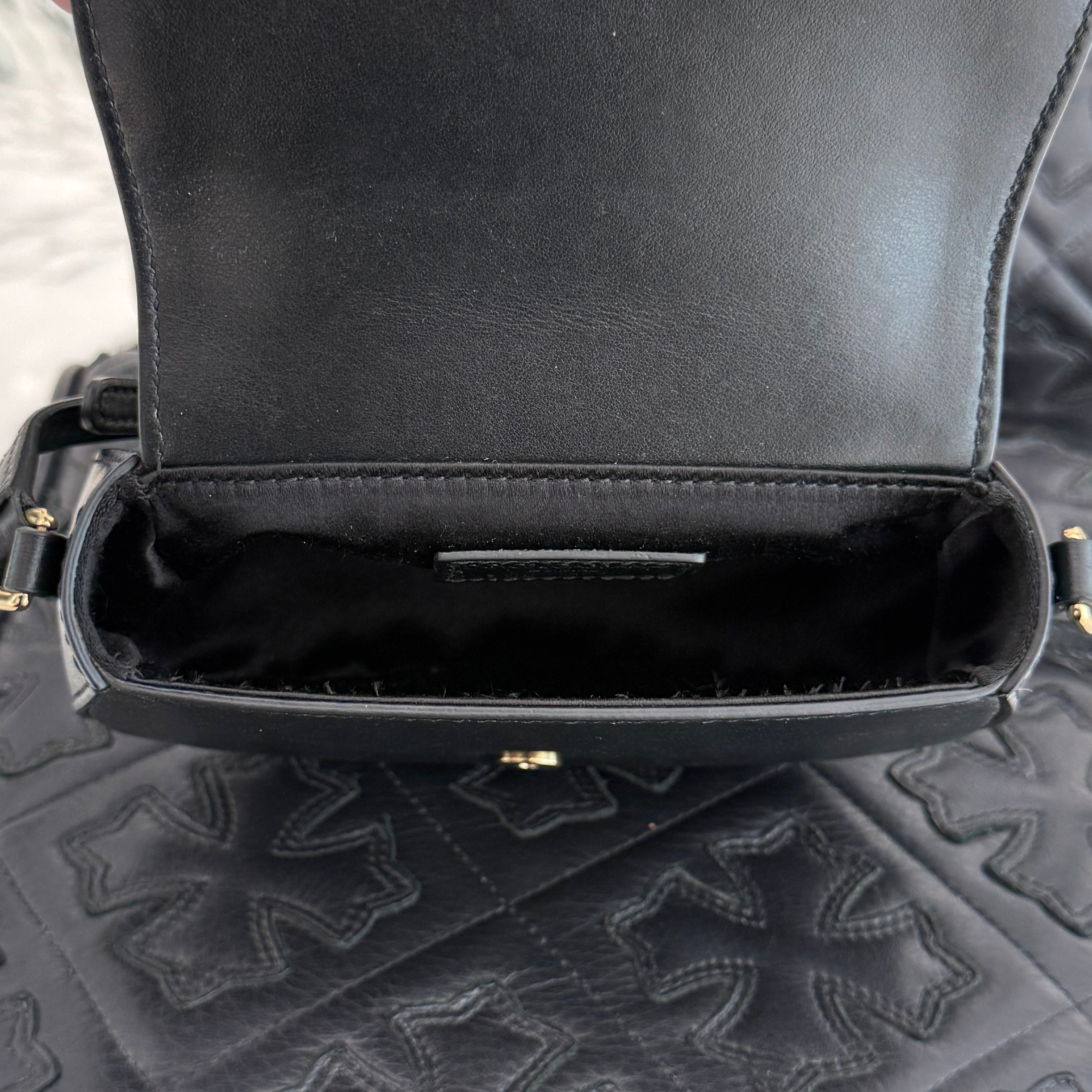 Dolce & Gabbana Bambino Black Leather Logo Studded Flap Crossbody Bag ドルチェ＆ガッバーナ バンビーノ ブラックレザー ロゴスタッズ フラップ クロスボディバッグ