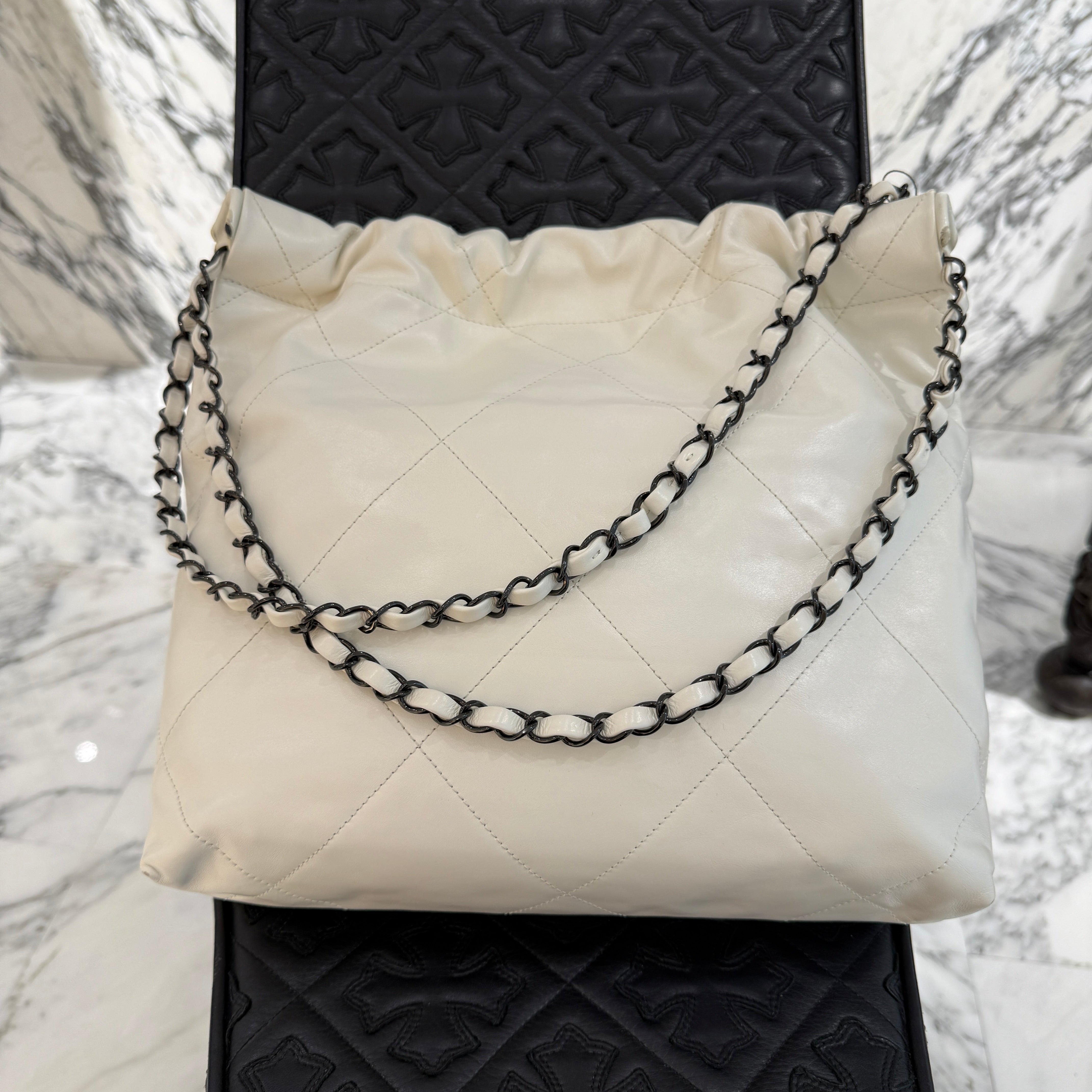 CHANEL 22 Mini Shiny Calf Leather Chain Shoulder Bag シャネル 22 ミニ シャイニーカーフスキン チェーン ショルダーバッグ