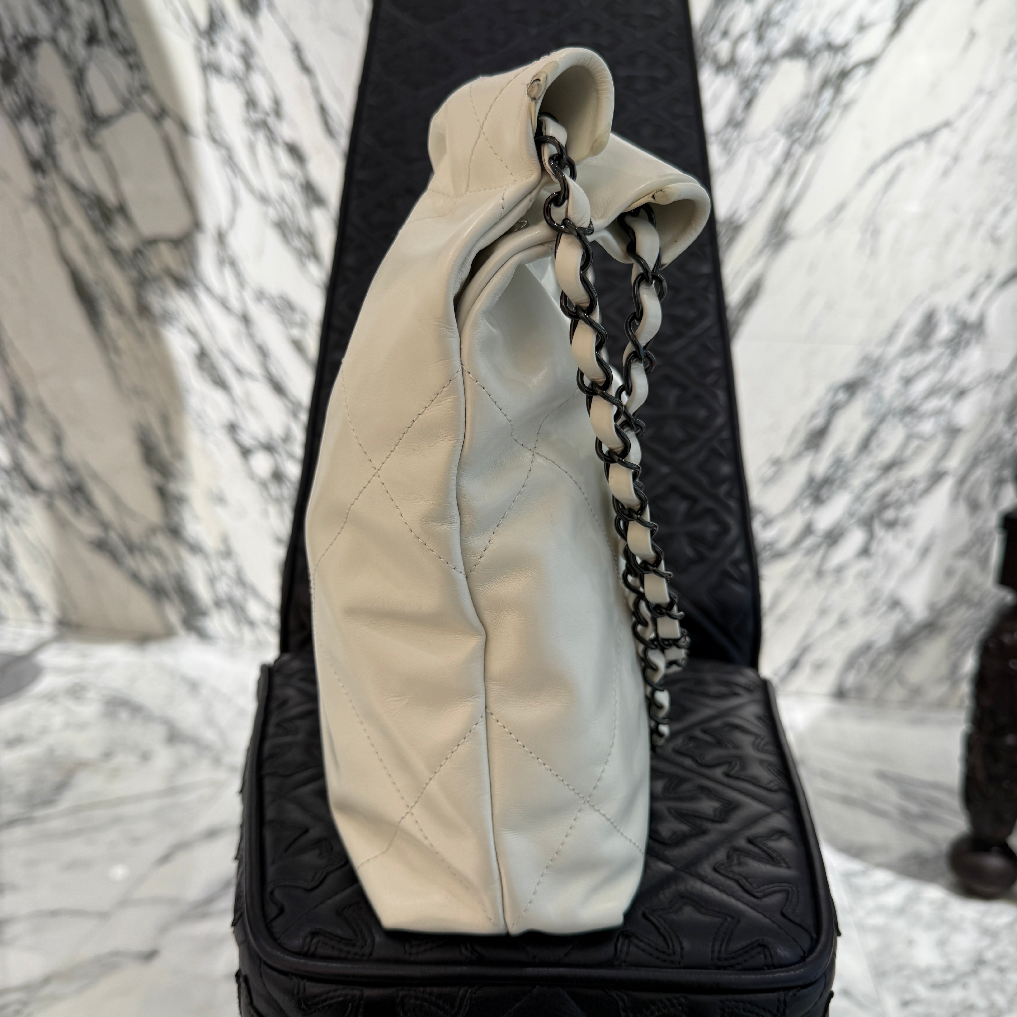 CHANEL 22 Mini Shiny Calf Leather Chain Shoulder Bag シャネル 22 ミニ シャイニーカーフスキン チェーン ショルダーバッグ