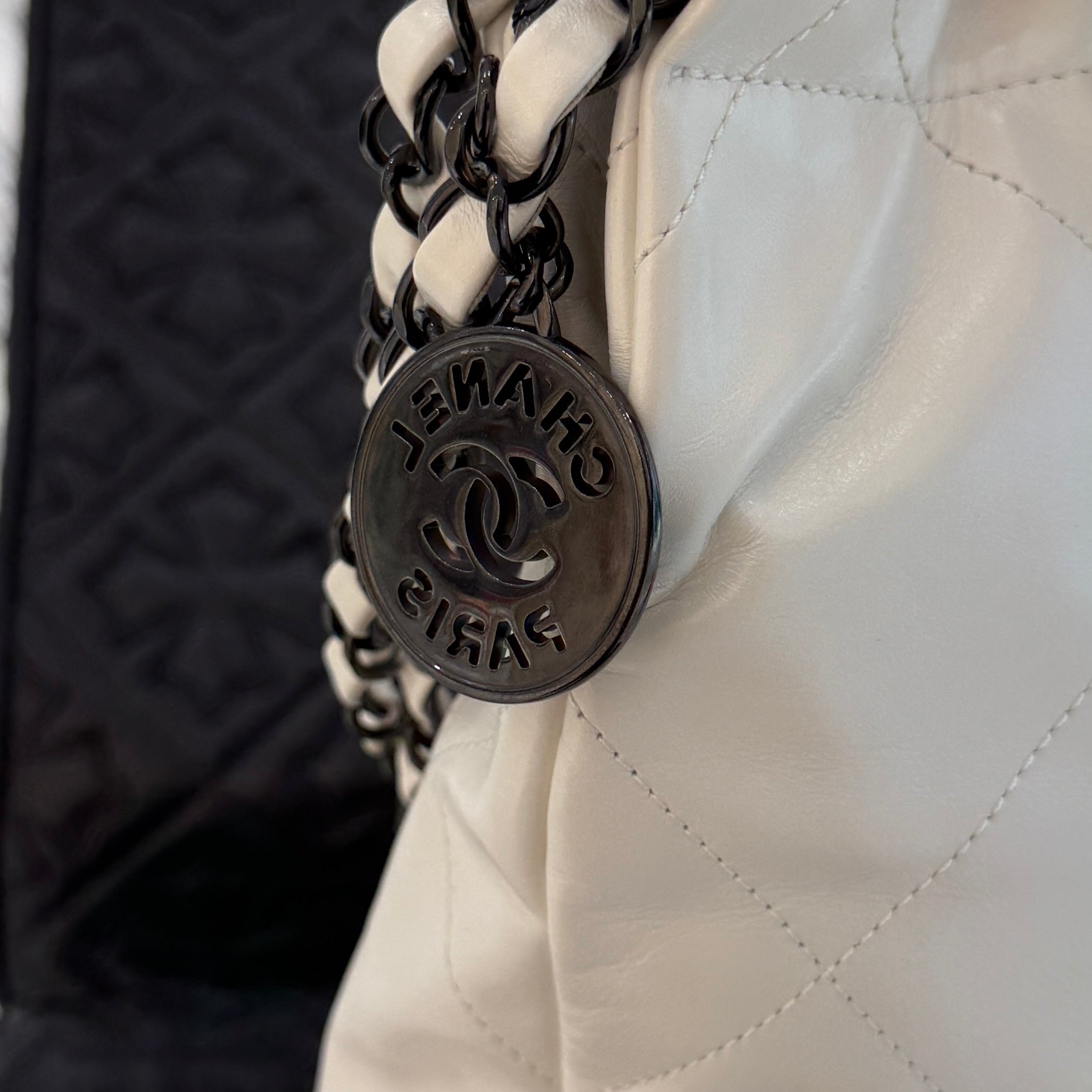 CHANEL 22 Mini Shiny Calf Leather Chain Shoulder Bag シャネル 22 ミニ シャイニーカーフスキン チェーン ショルダーバッグ