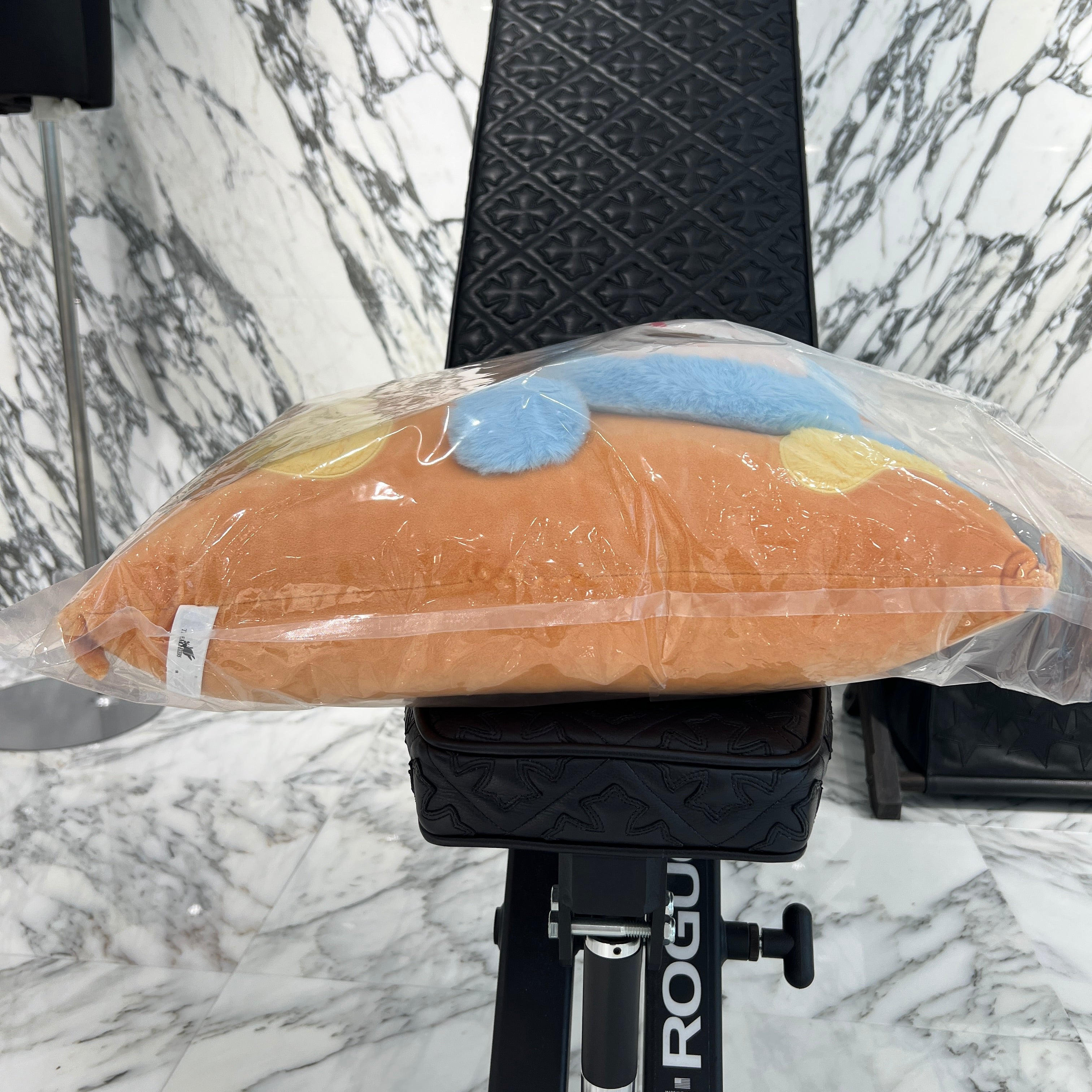 POP MART The Monsters Wacky Mart Chips LABUBU Pillow ポップマート ザ・モンスターズ ワッキーマート チップス ラブブ ピロー 枕