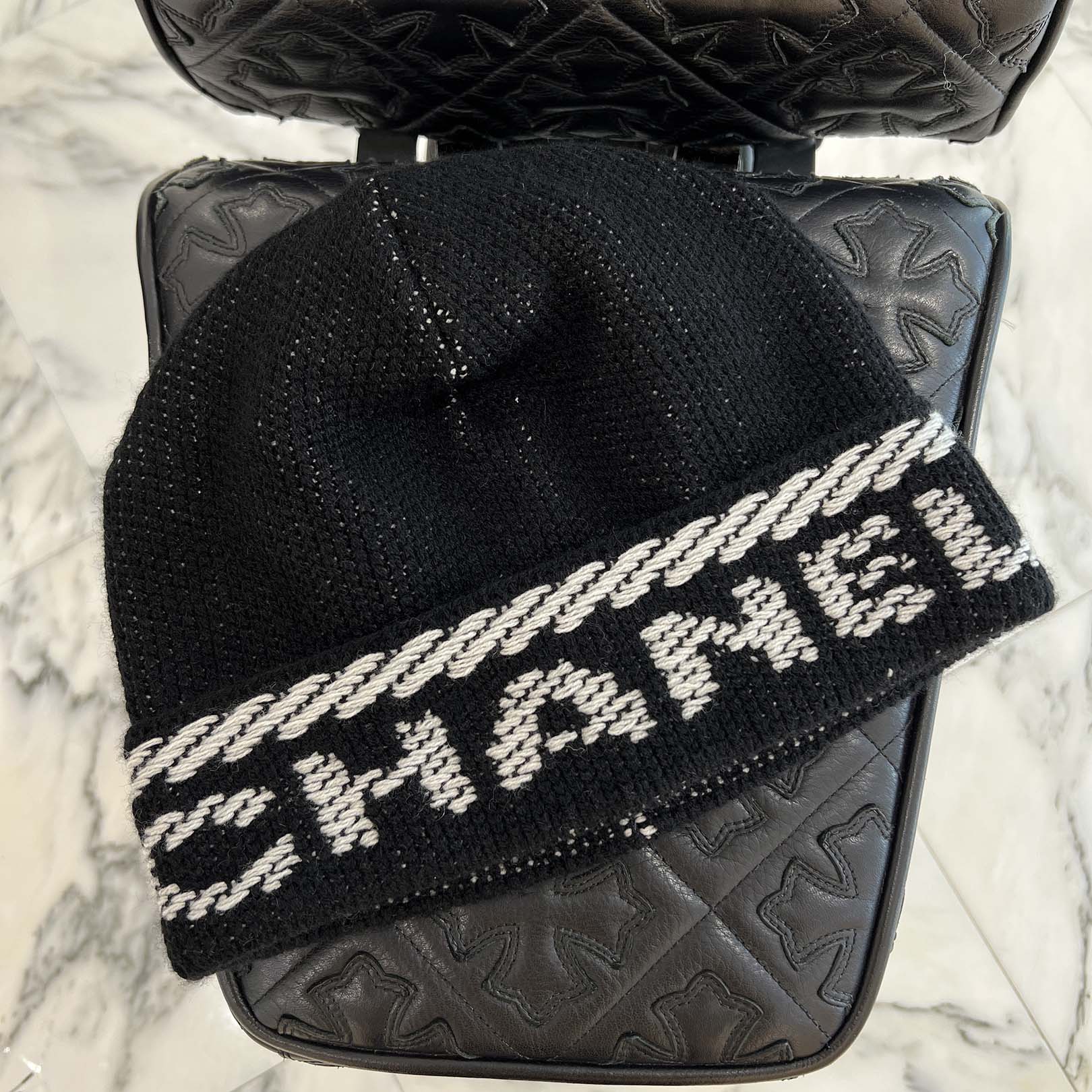 CHANEL 黒 カシミア　ビーニー CHANEL 2022AW Logo Embroidered Cashmere Cloche Knit Beanie