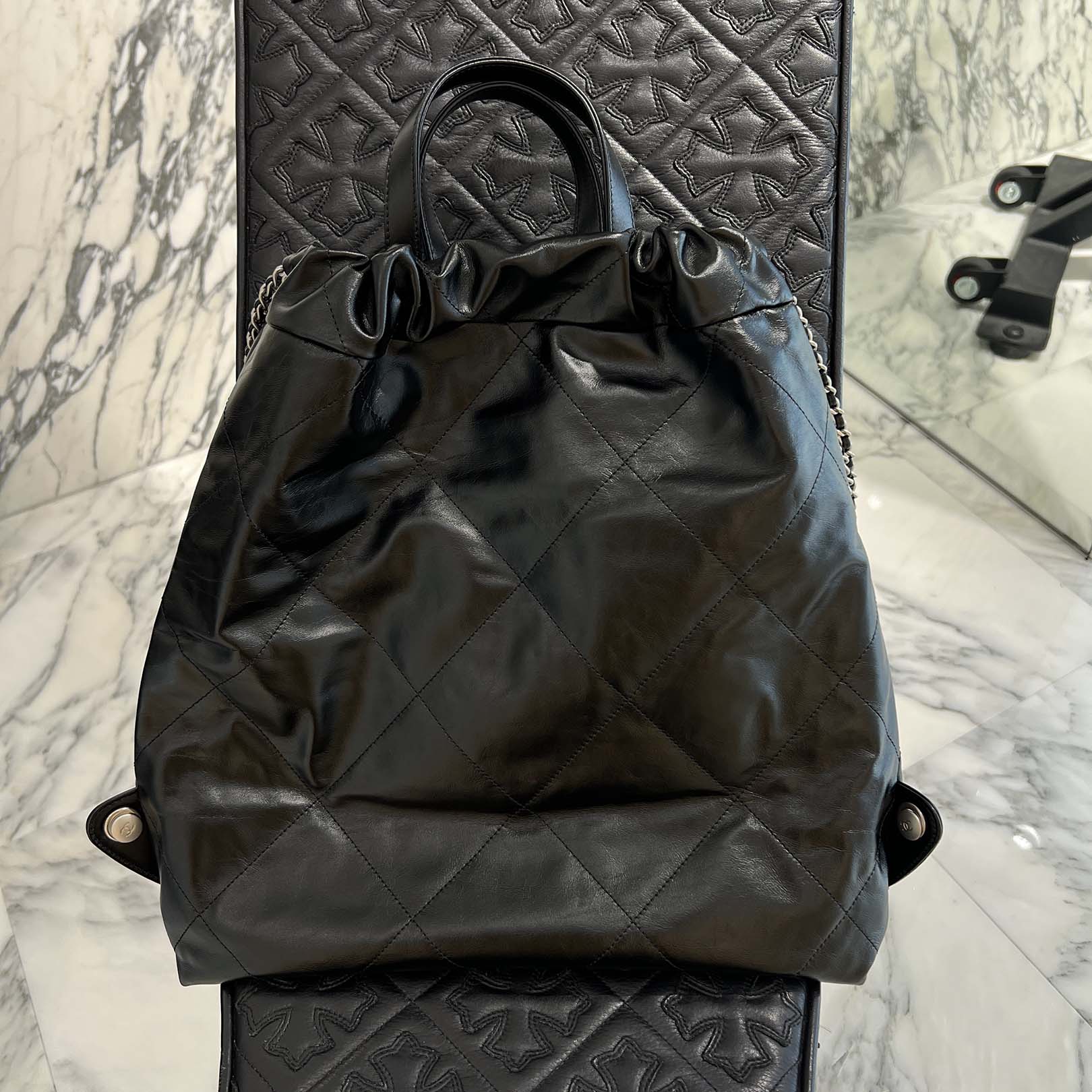 CHANEL22 スモールシャイニーカーフスキン Chanel 22 small handbag, Shiny calfskin & gold-tone metal , black