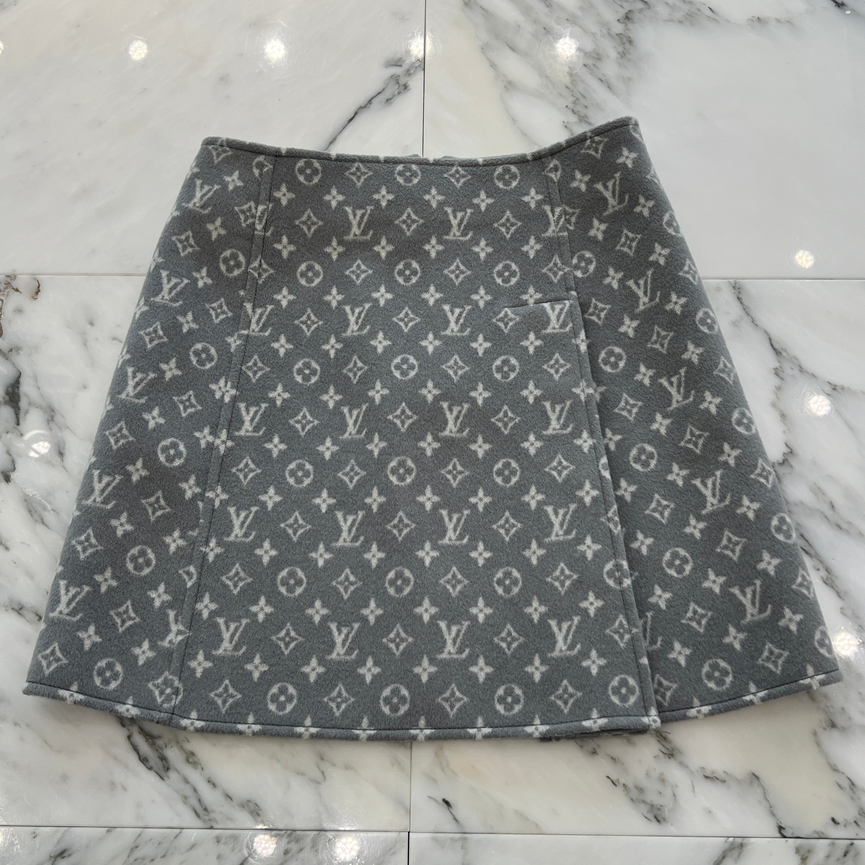 【即決】LOUIS VUITTON ルイ ヴィトン シルクスカート 総柄 レッド系 34 [240001206081]【中古】レディース