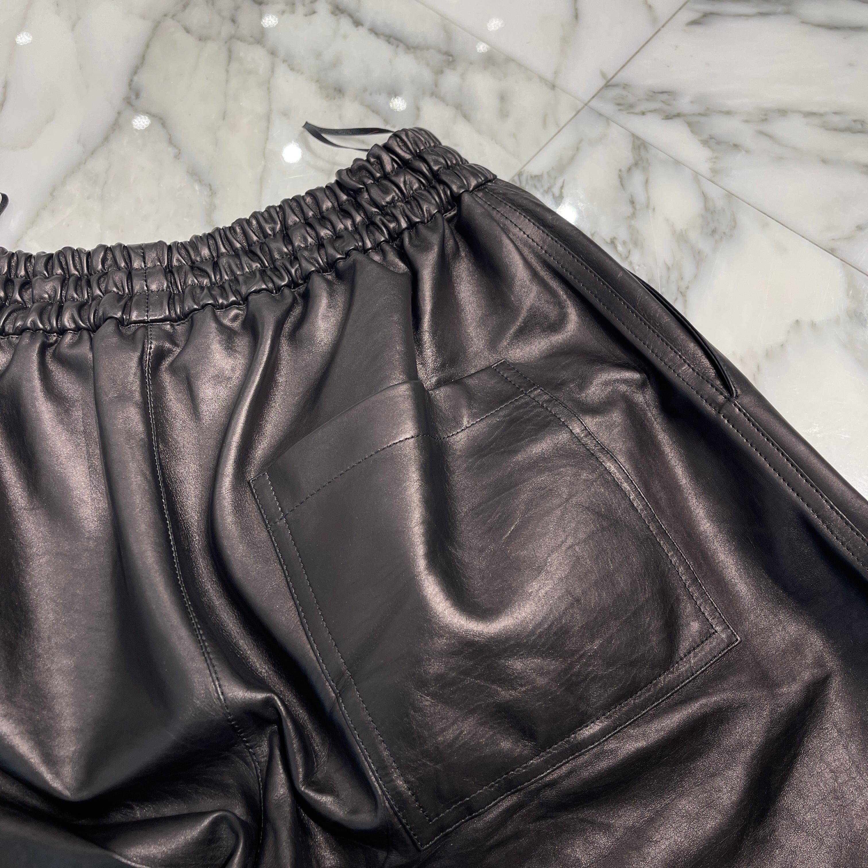 BOTTEGA VENETA Calf Skin Leather Shorts 633447 VKVL0 Size 48 ボッテガヴェネタ カーフスキン レザー ショートパンツ サイズ48