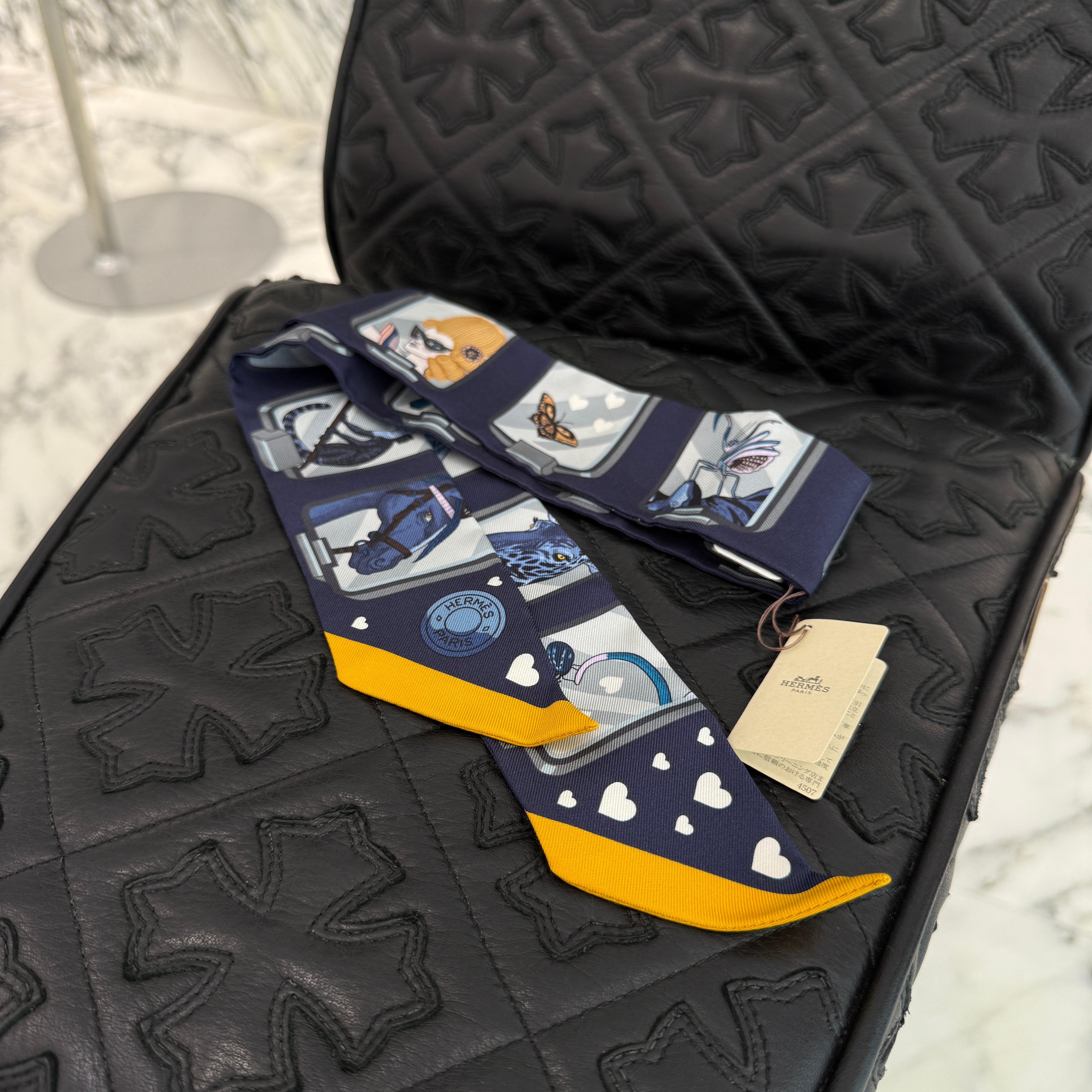 HERMES Twilly Silk Scarf "HERMES STORY" 063875S 06 エルメス ツイリー シルクスカーフ "エルメス・ストーリー"