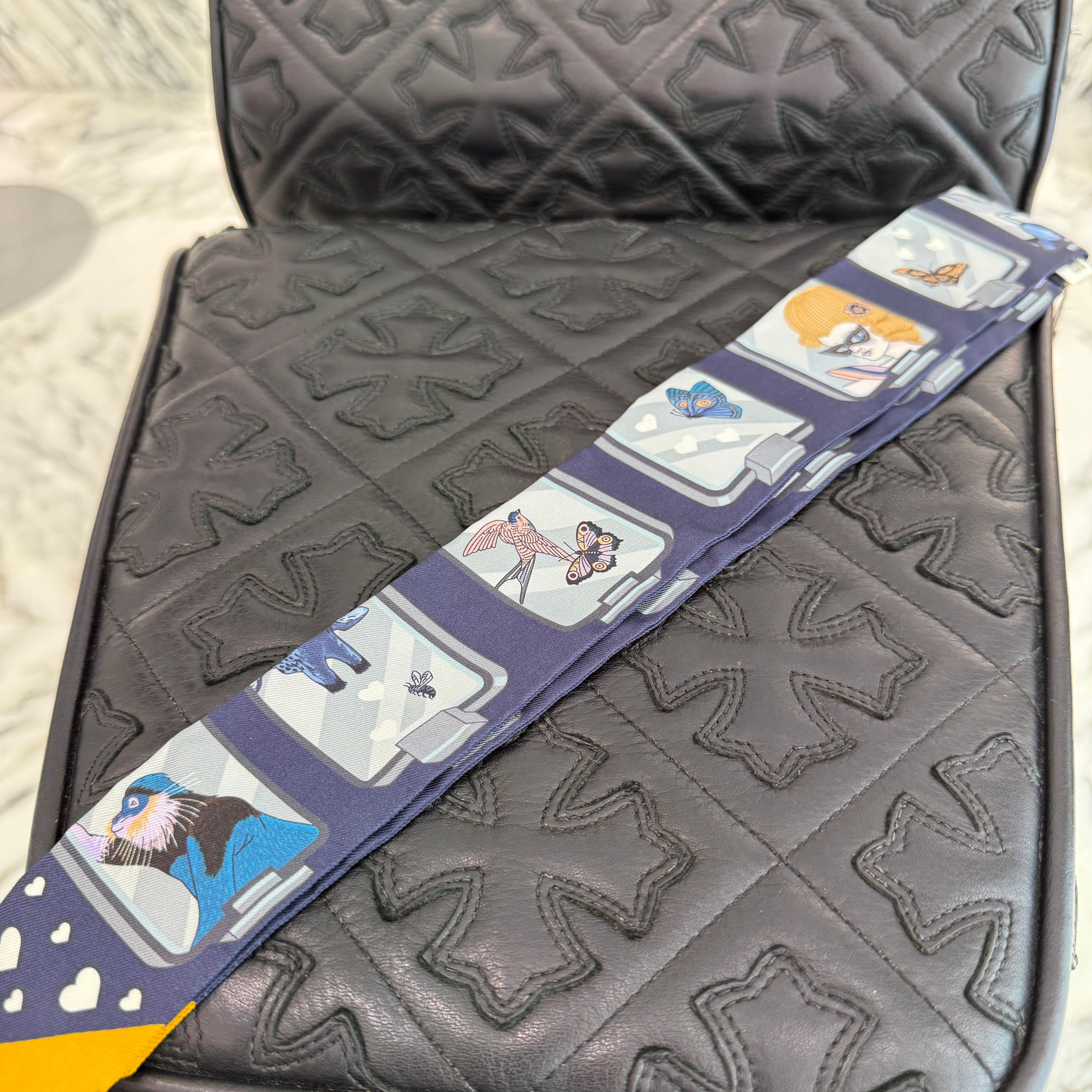 HERMES Twilly Silk Scarf "HERMES STORY" 063875S 06 エルメス ツイリー シルクスカーフ "エルメス・ストーリー"