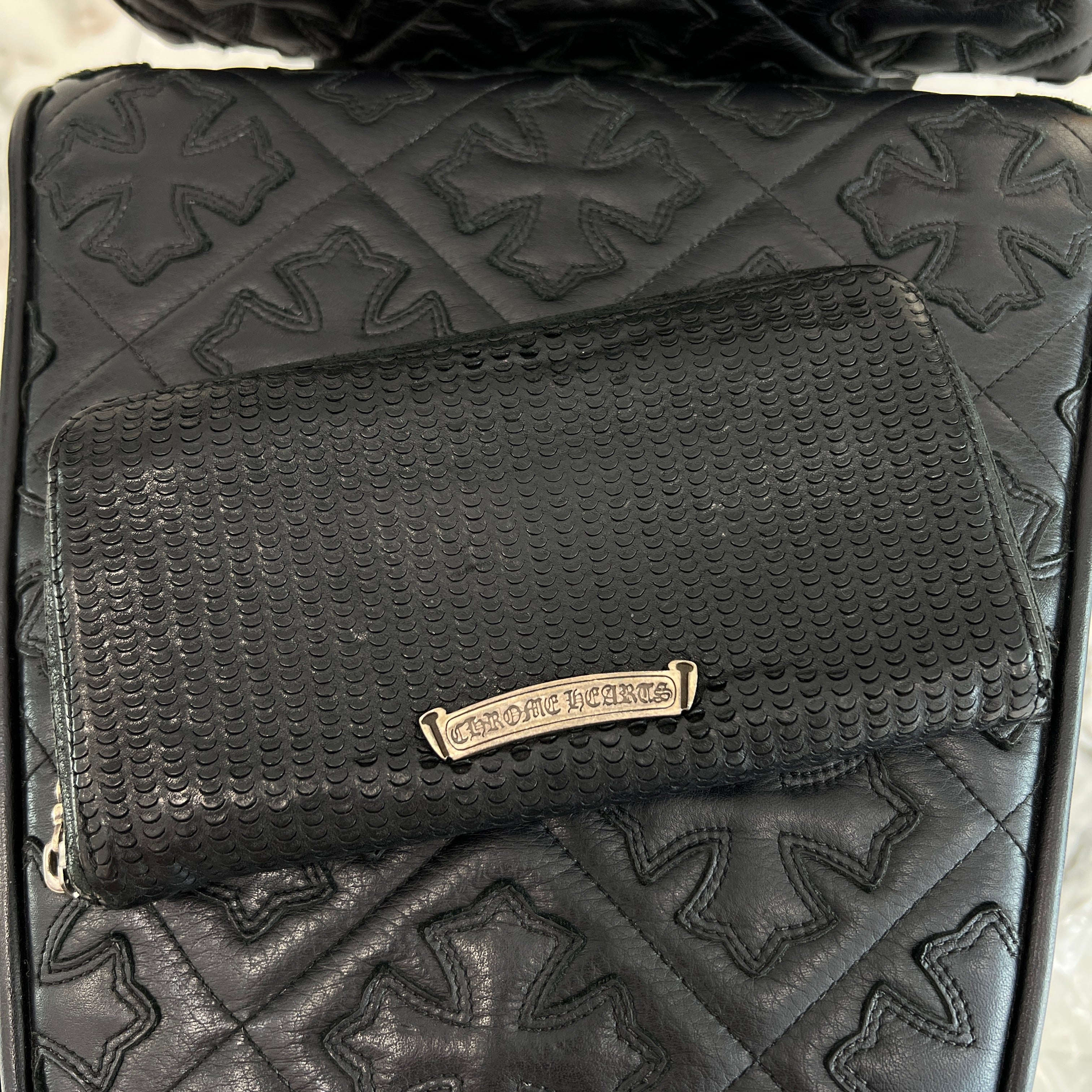 CHROME HEARTS Scroll Logo Label Round Zip Wallet クロムハーツ