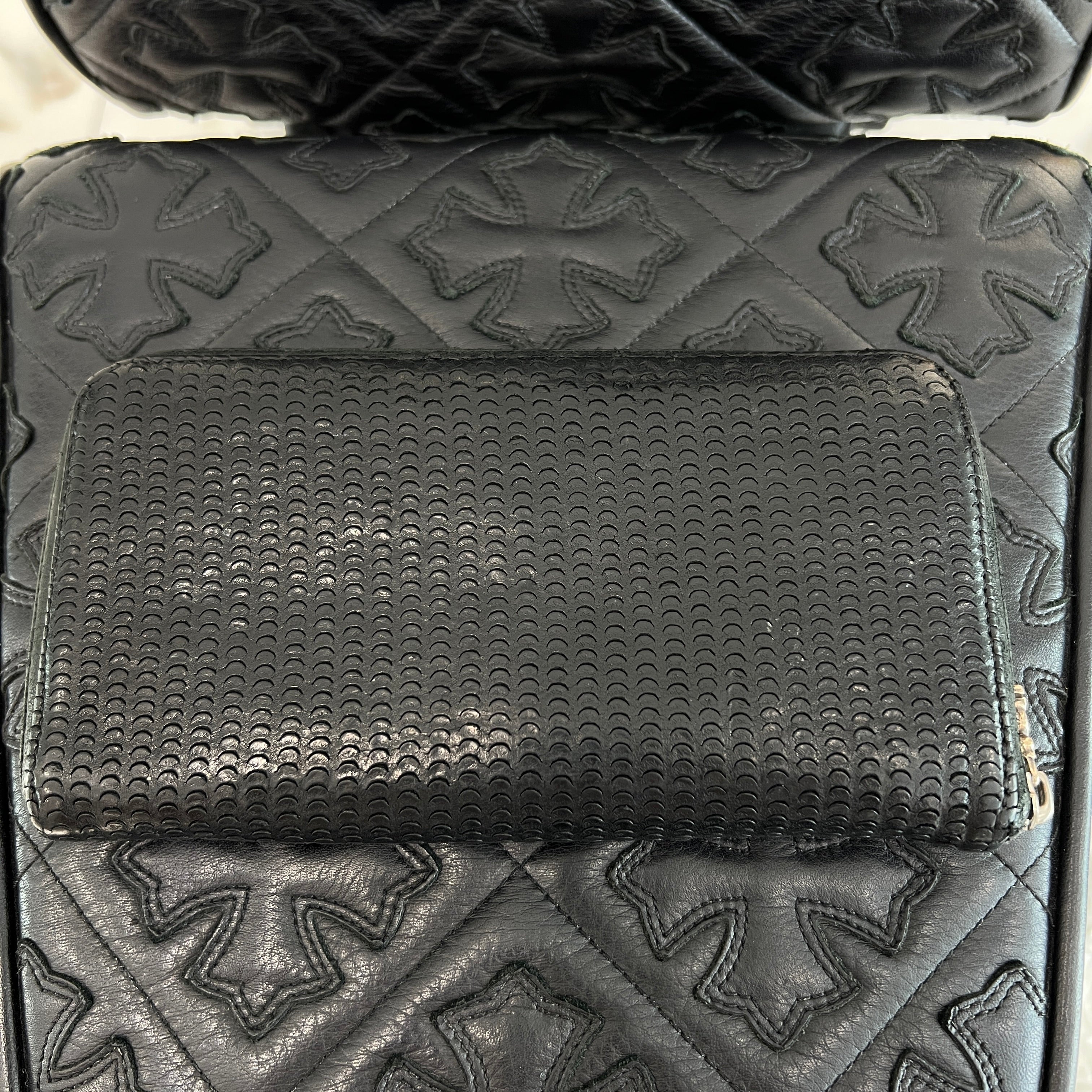 CHROME HEARTS Scroll Logo Label Round Zip Wallet クロムハーツ
