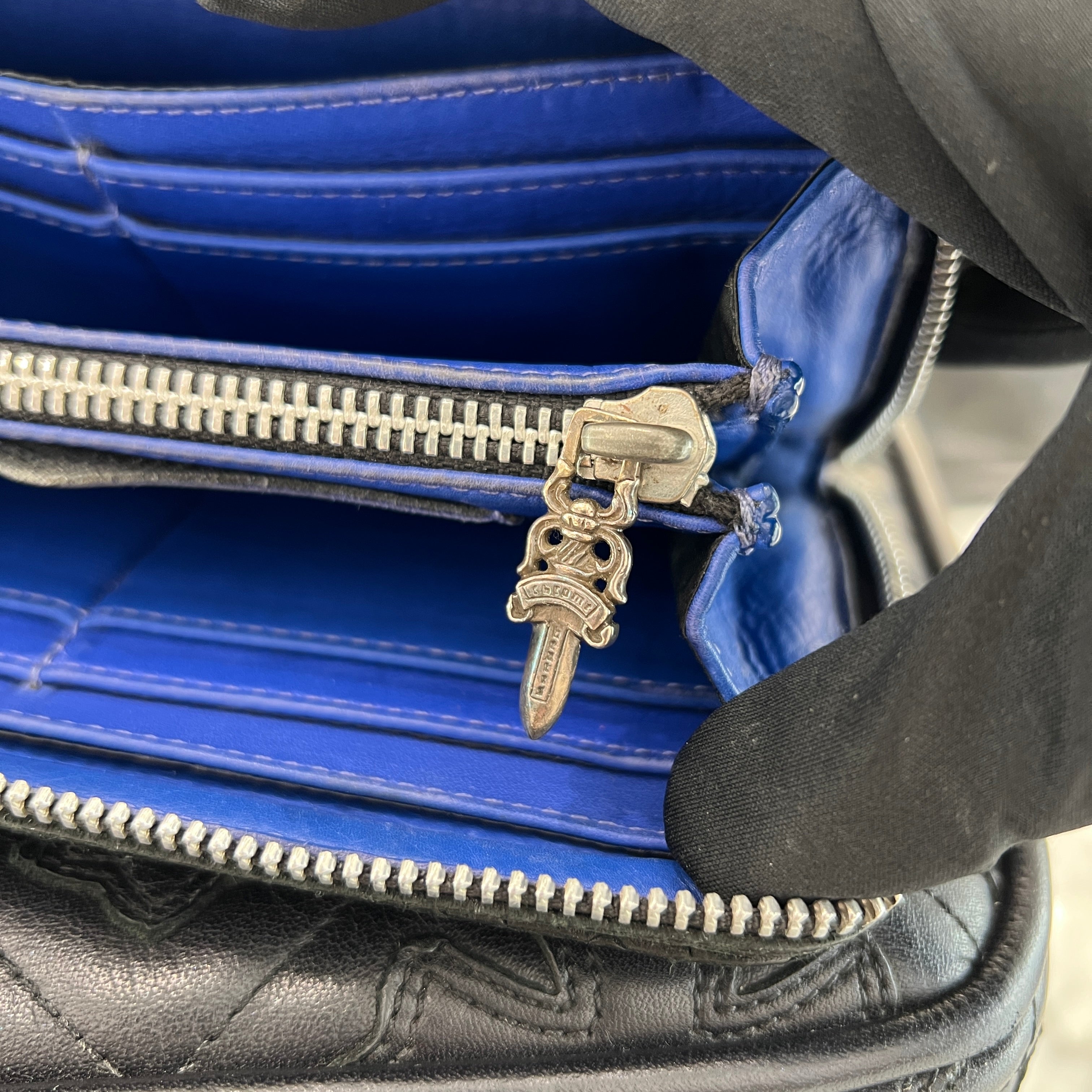 CHROME HEARTS Scroll Logo Label Round Zip Wallet クロムハーツ