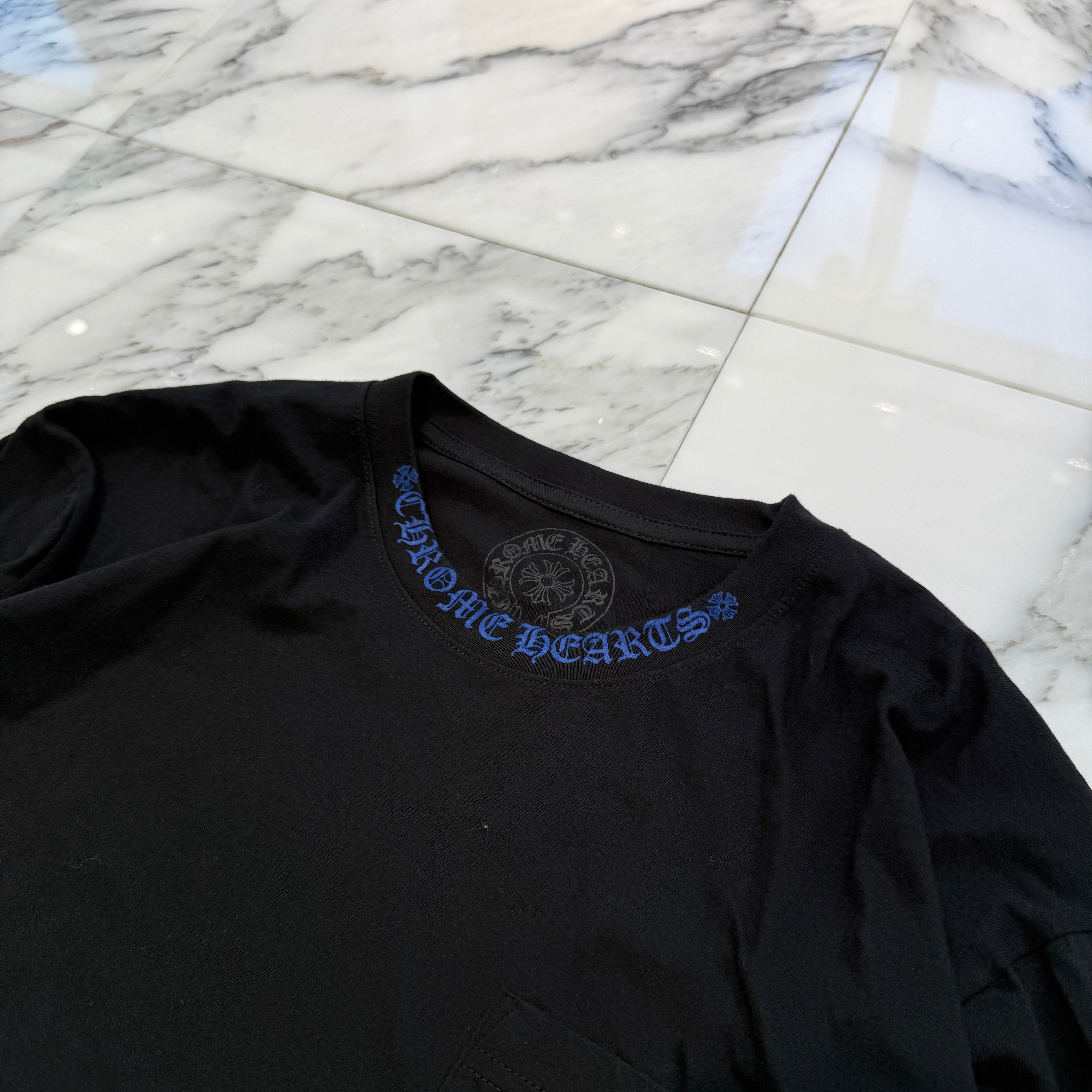 CHROME HEARTS 2025SS Old English Neck Logo Neon Blue Long Sleeve Tee Size L クロムハーツ オールドイングリッシュ ネックロゴ ネオンブルー ロングスリーブTシャツ サイズL