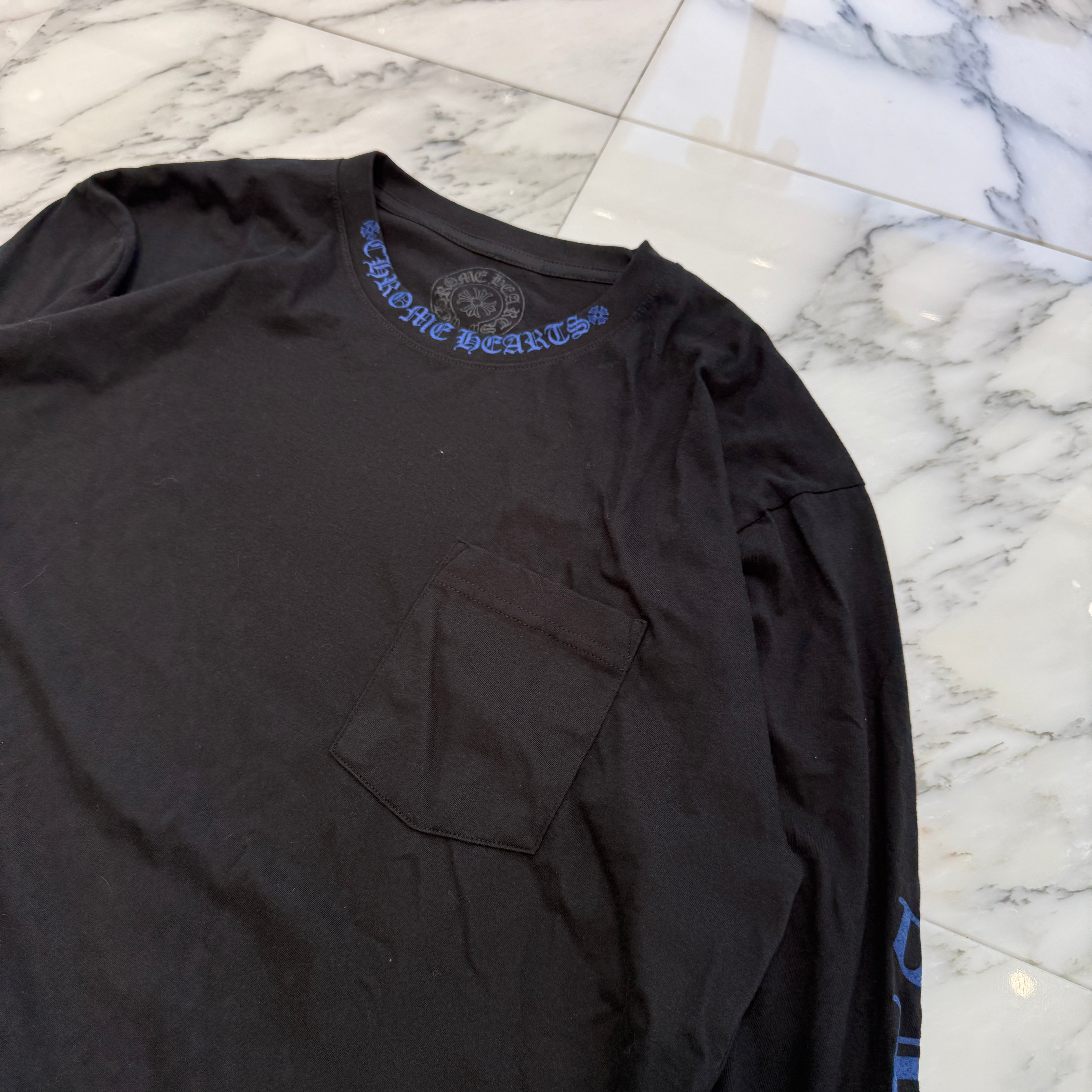 CHROME HEARTS 2025SS Old English Neck Logo Neon Blue Long Sleeve Tee Size L クロムハーツ オールドイングリッシュ ネックロゴ ネオンブルー ロングスリーブTシャツ サイズL