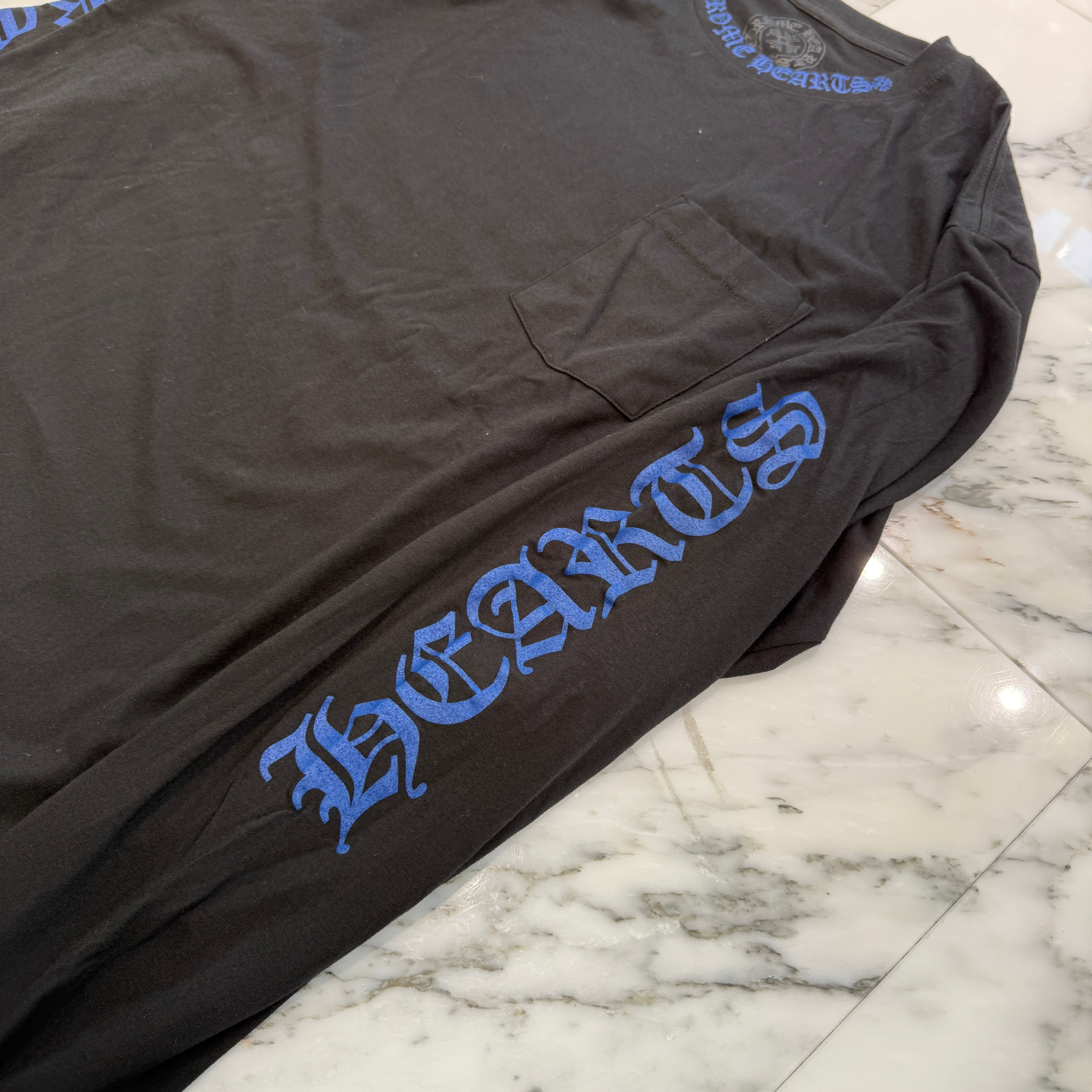 CHROME HEARTS 2025SS Old English Neck Logo Neon Blue Long Sleeve Tee Size L クロムハーツ オールドイングリッシュ ネックロゴ ネオンブルー ロングスリーブTシャツ サイズL