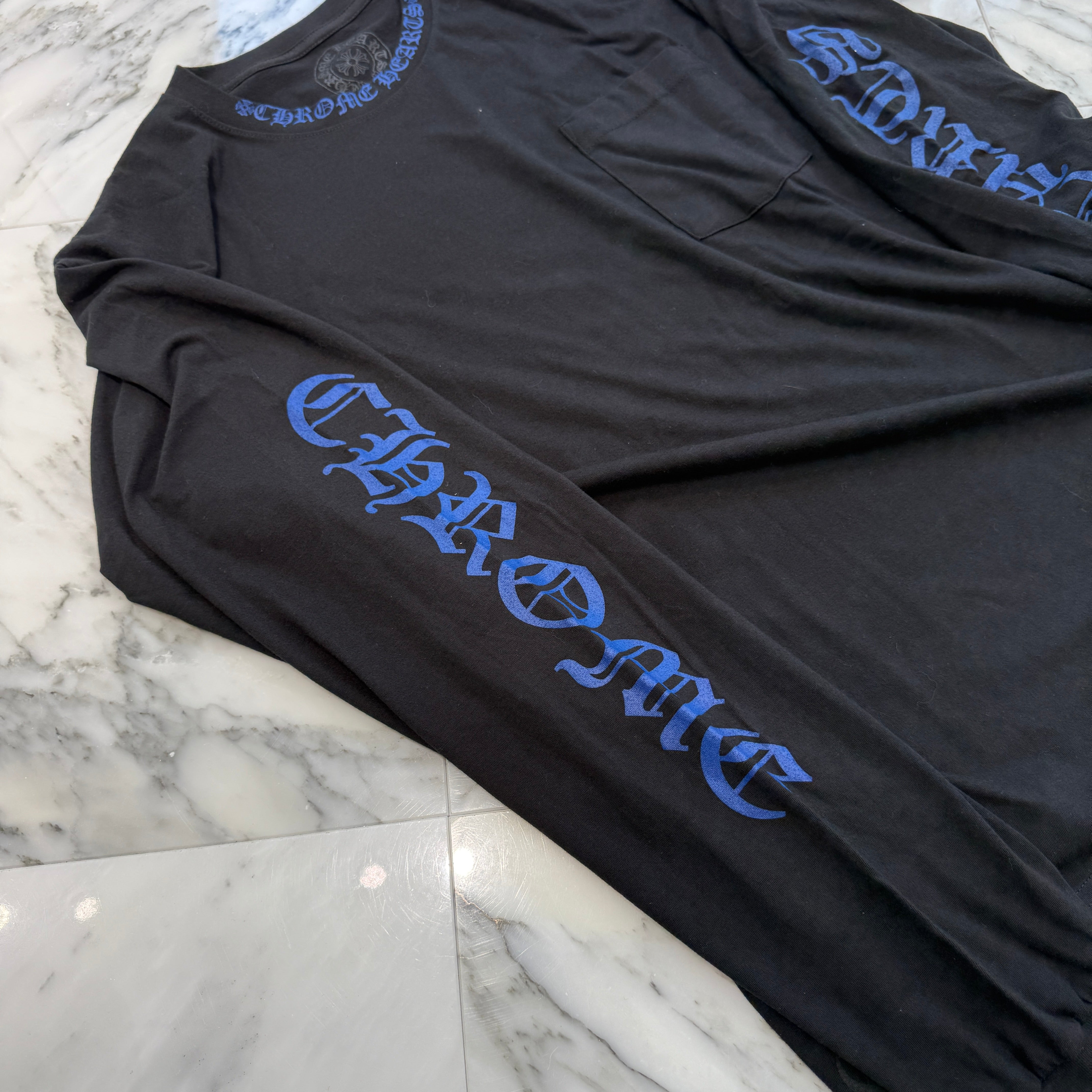 CHROME HEARTS 2025SS Old English Neck Logo Neon Blue Long Sleeve Tee Size L クロムハーツ オールドイングリッシュ ネックロゴ ネオンブルー ロングスリーブTシャツ サイズL