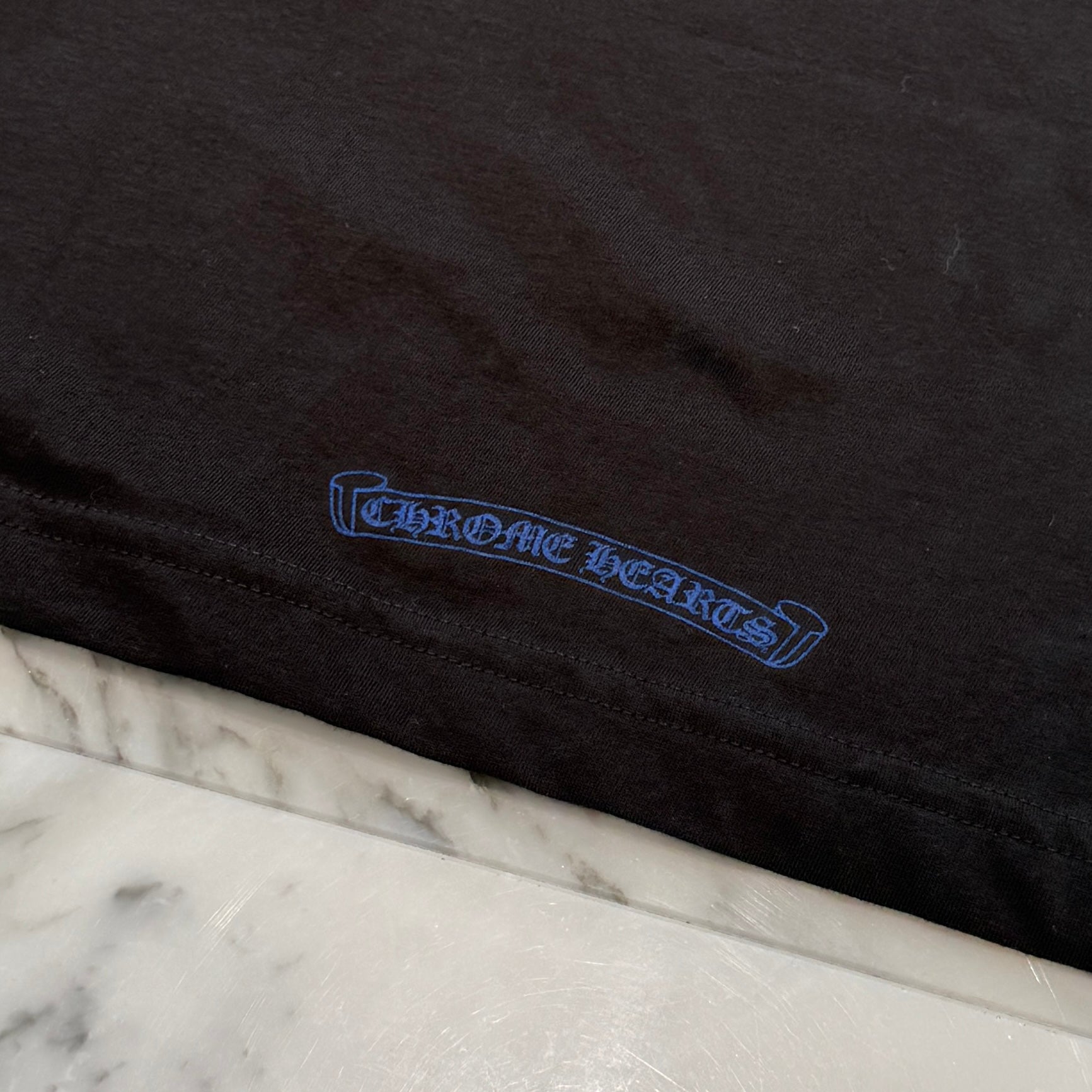 CHROME HEARTS 2025SS Old English Neck Logo Neon Blue Long Sleeve Tee Size L クロムハーツ オールドイングリッシュ ネックロゴ ネオンブルー ロングスリーブTシャツ サイズL