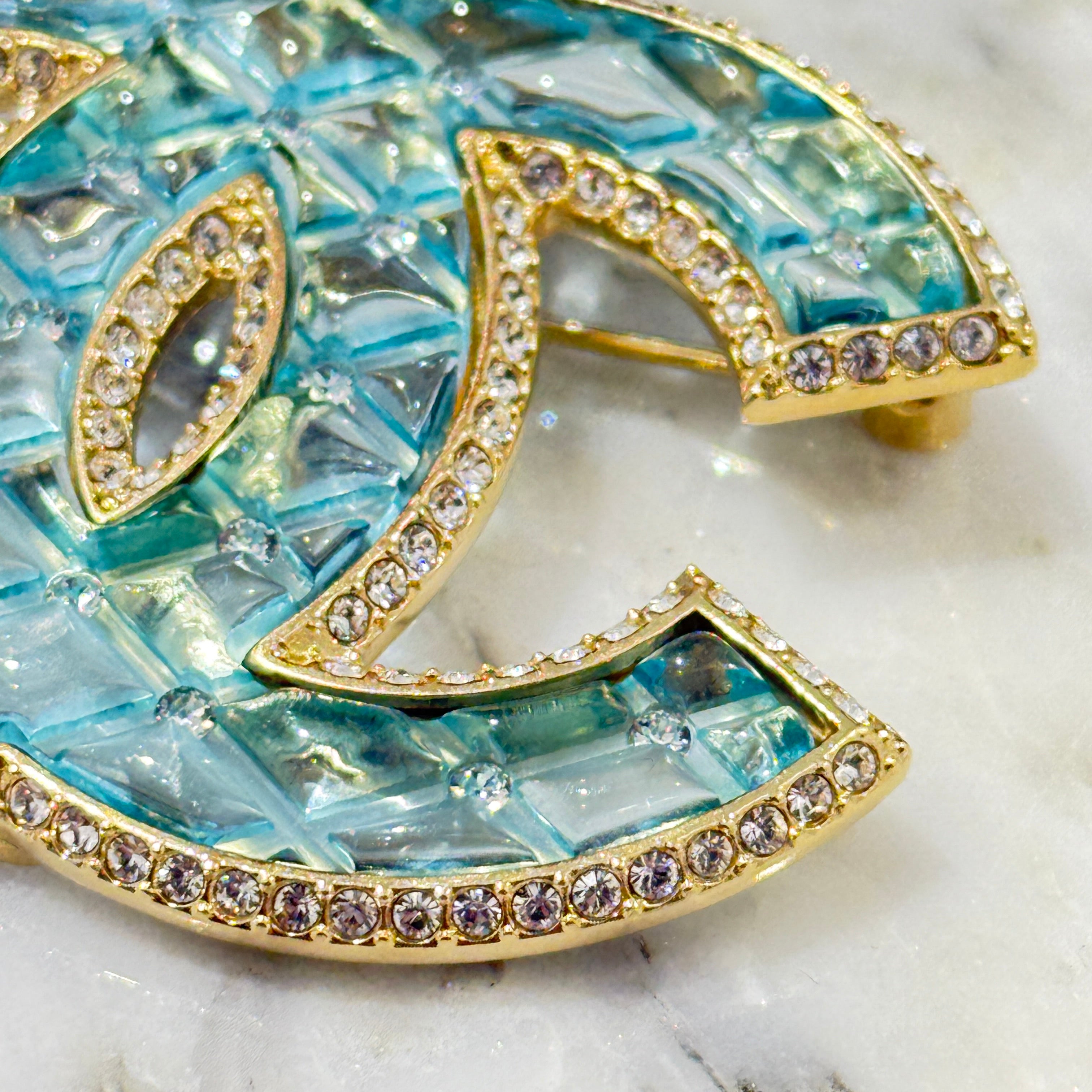 CHANEL Coco Mark Rhinestone Acrylic Pin Brooch シャネル ココマーク ラインストーン装飾 アクリル ピンブローチ